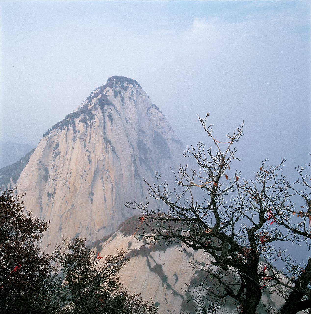同时,华山还有许多历史遗迹,如玉泉院和