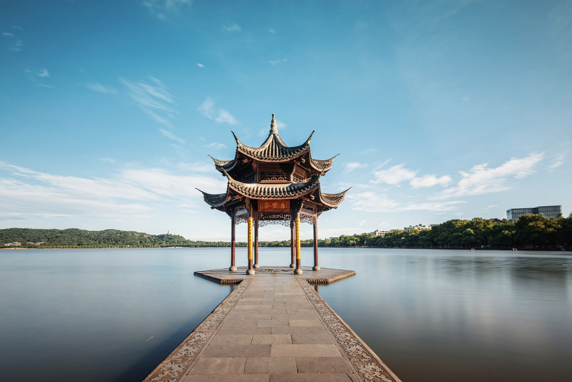 盛夏,杭州西湖成为人间仙境,其中最美日落尽在西湖集贤亭.