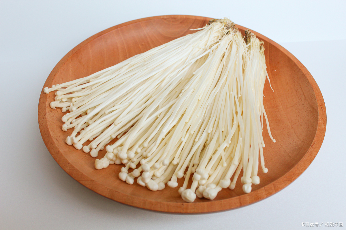 金针菇可以更好地促进我们视力的发育,它里面