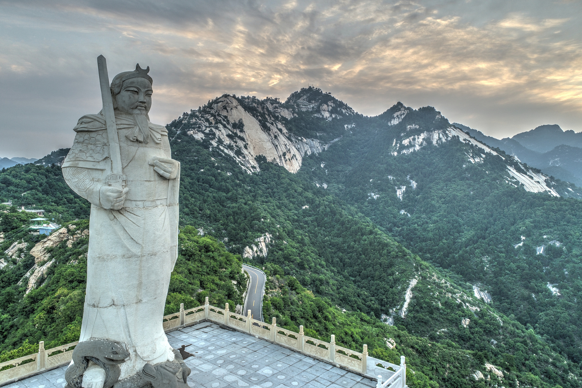 老君山位于河南省洛阳市栾川县,是一个著名的道教圣地,拥有悠久的历史