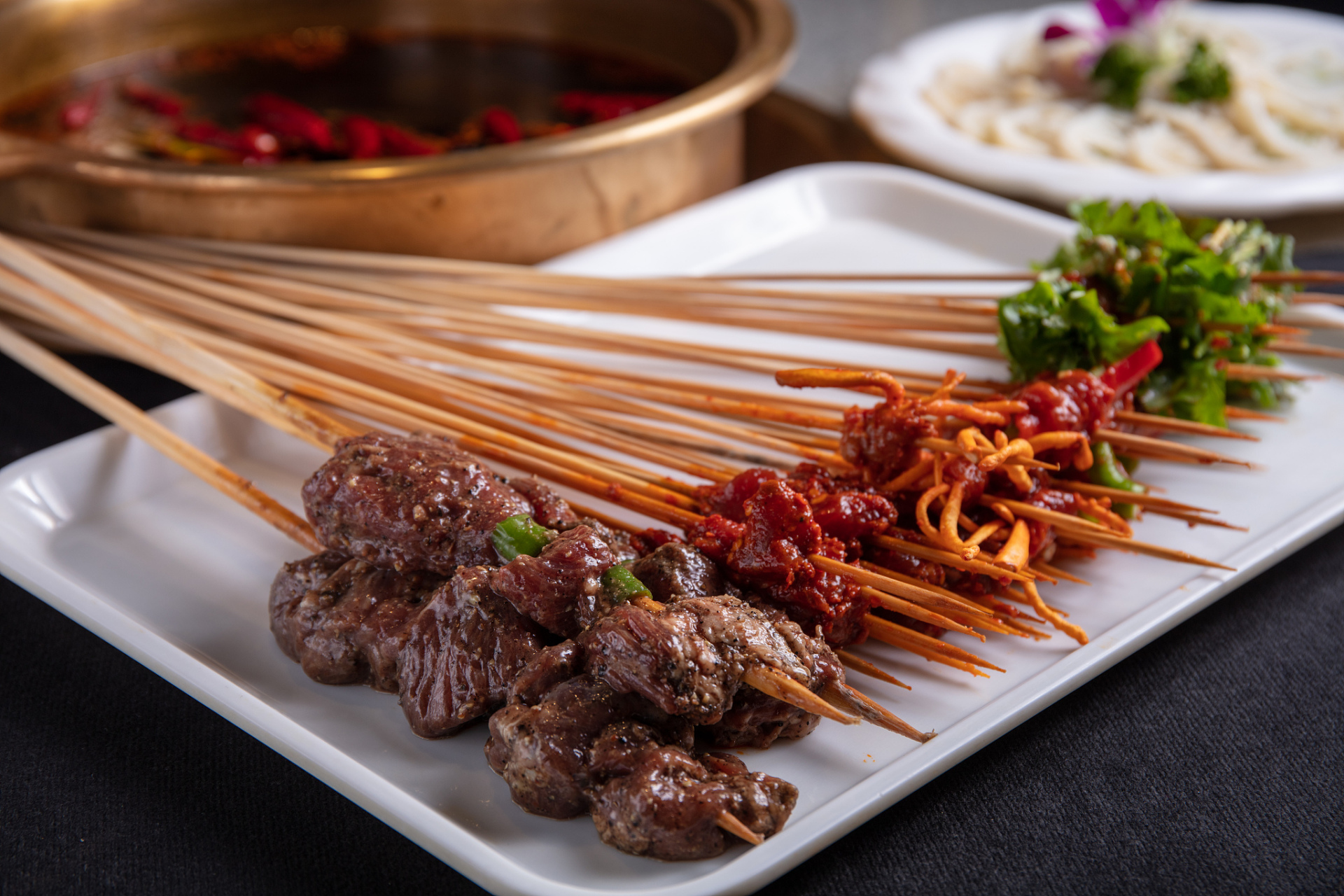 一家三口去吃串串,结账时老板说吃了380串.