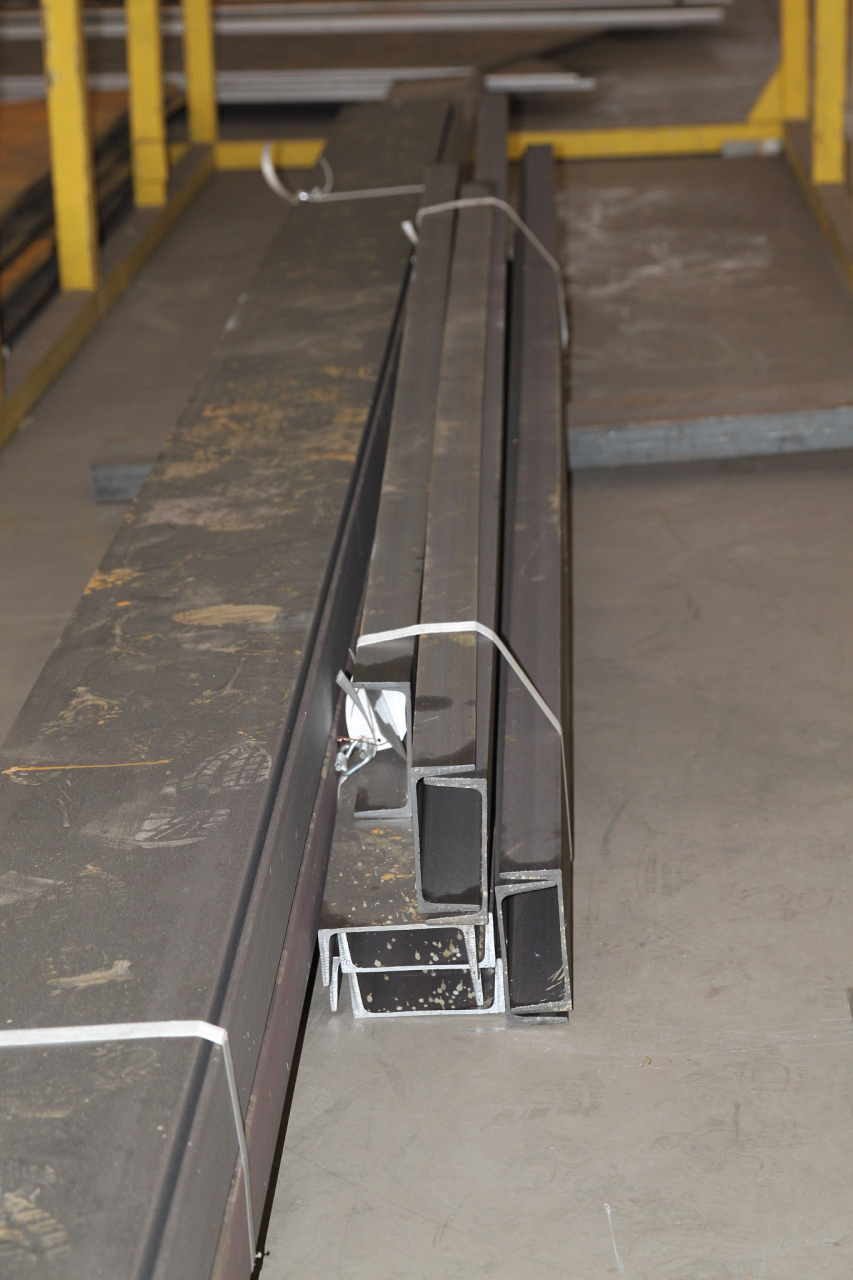 电梯导轨的作用是引导和支撑轿厢或对重在井道内沿着一定的轨道运 ..