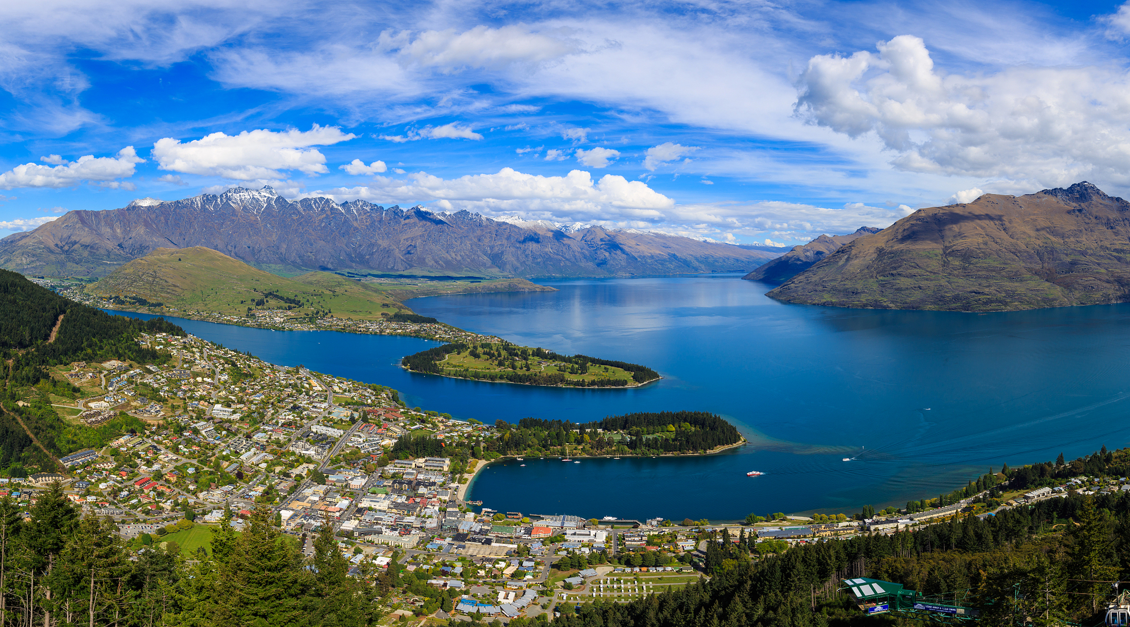 皇后镇(queenstown)是位于新西兰南岛的一个风景如画的度假胜地,以其