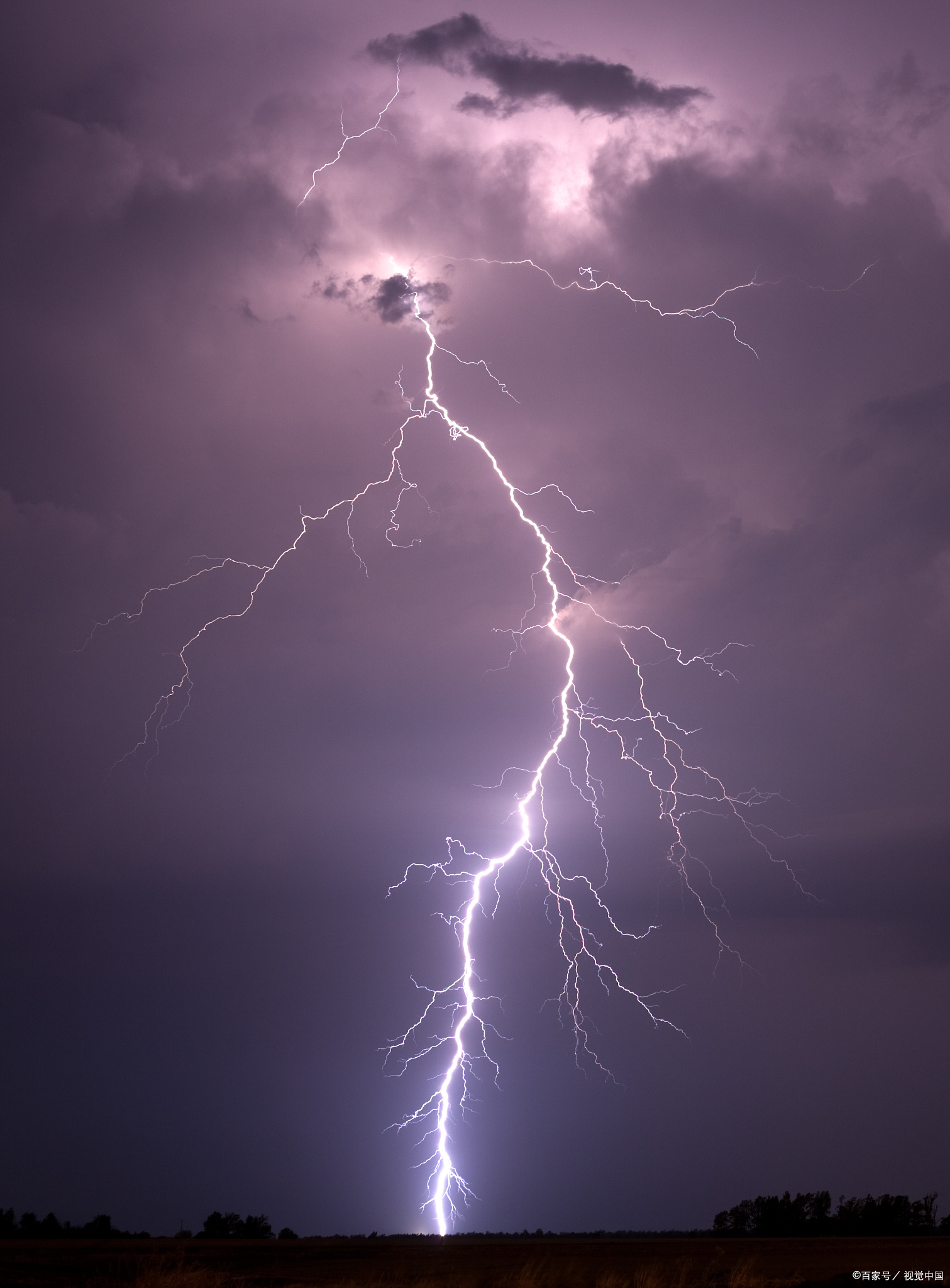 闪电是怎么形成的?怎么把闪电引下来?