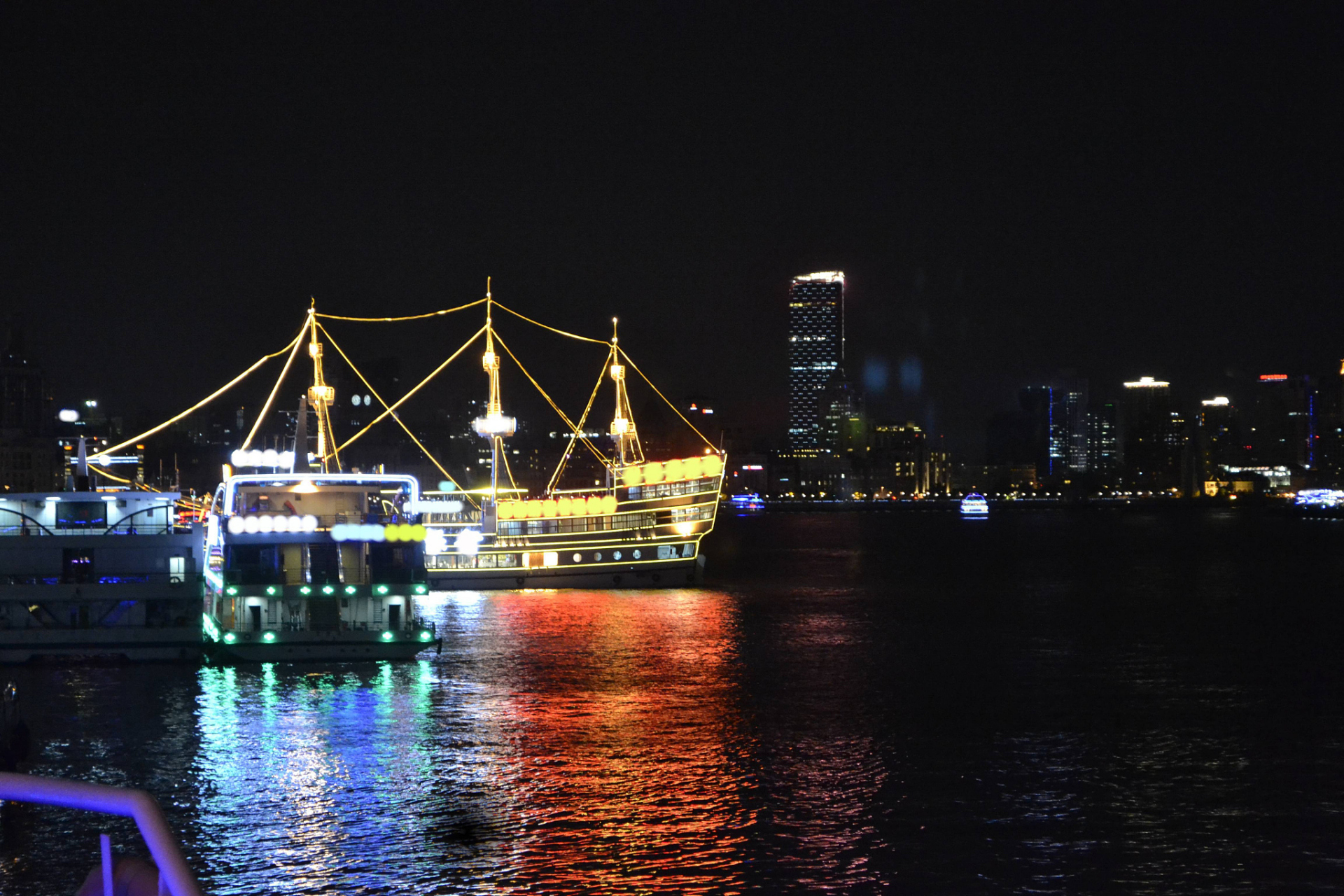 镜头里的春天# 春天乘坐海河游船游览夜景更是一种绝佳体验.