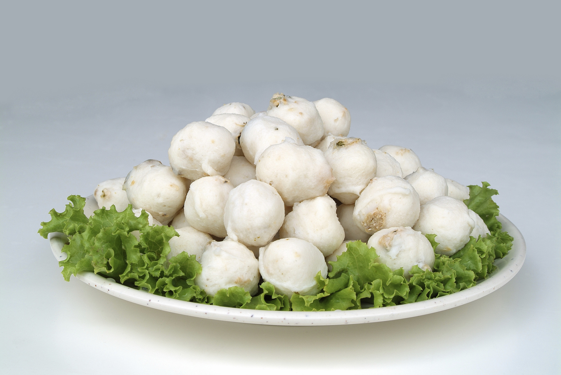 鱼丸是非常有名的美食,主要由鱼浆和淀粉制成,口感弹嫩,咸鲜适中,是一