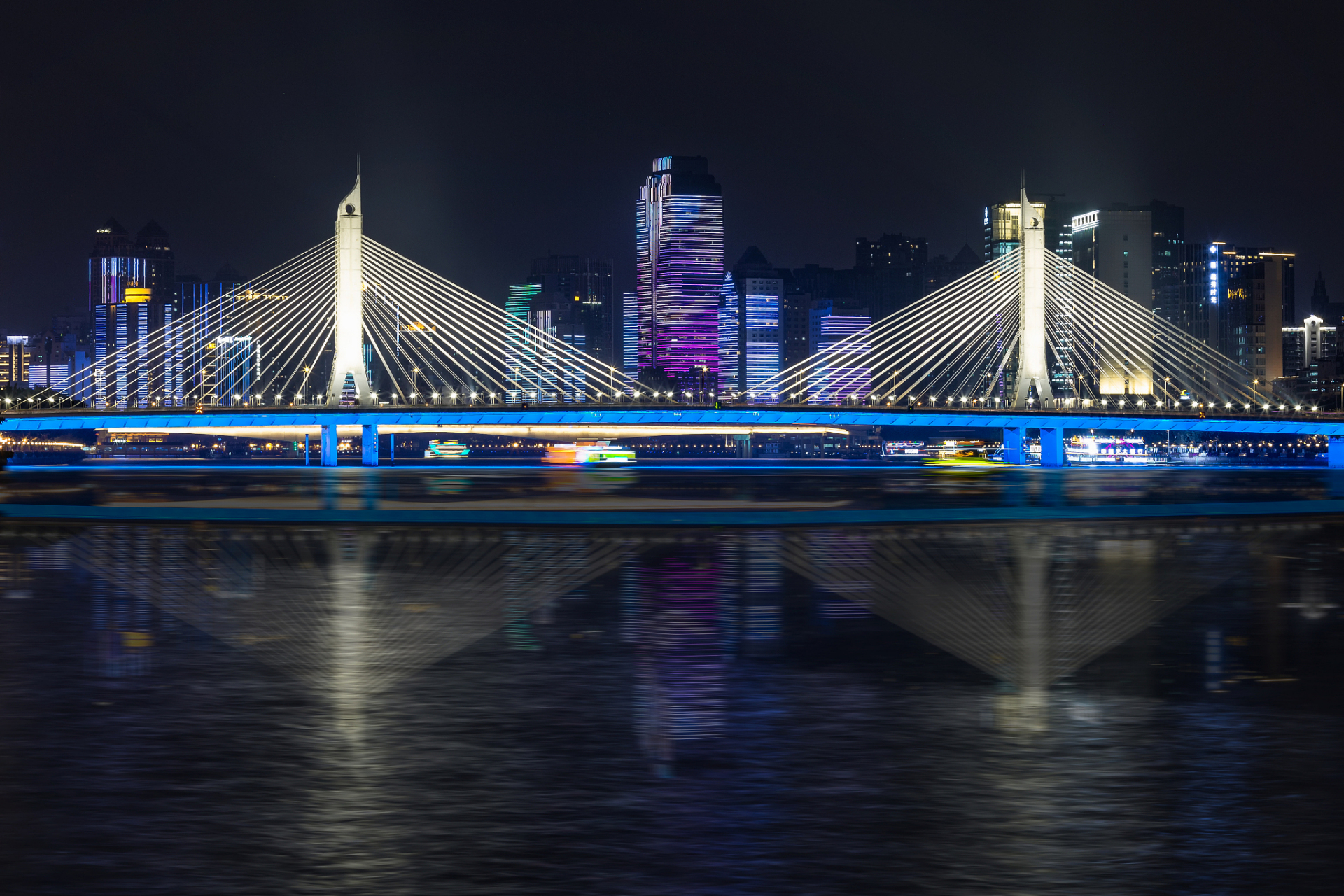 当夜幕降临,华灯初上,珠江两岸的灯光璀璨夺目,与波光粼粼的江面交相