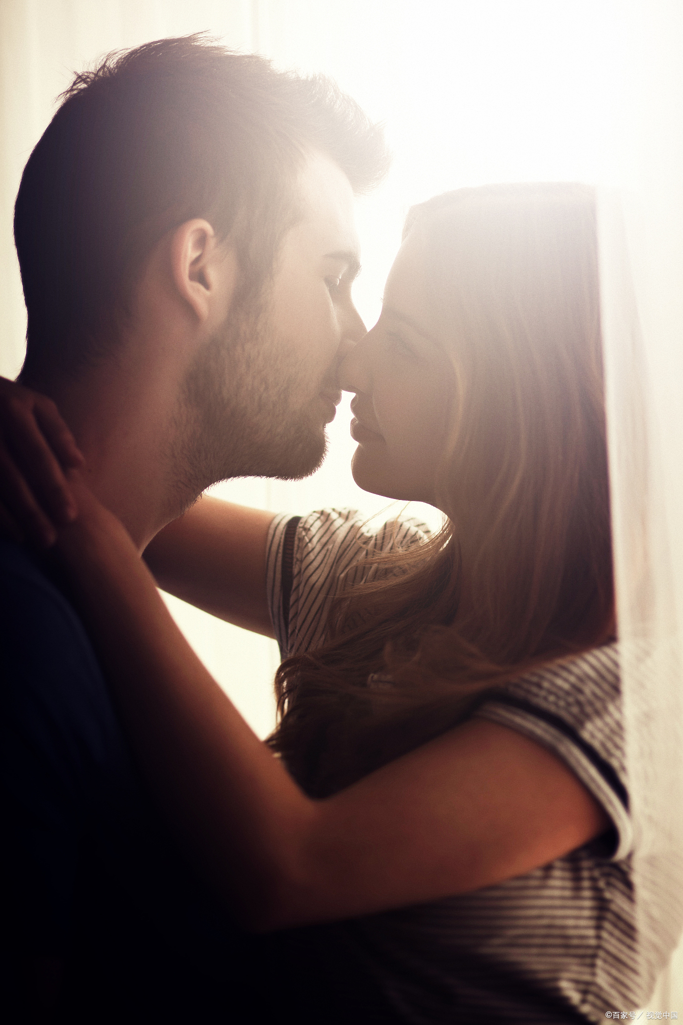 这样跟女生接吻,让她无法抗拒,甚至她会比你还上瘾  在甜蜜的爱情中