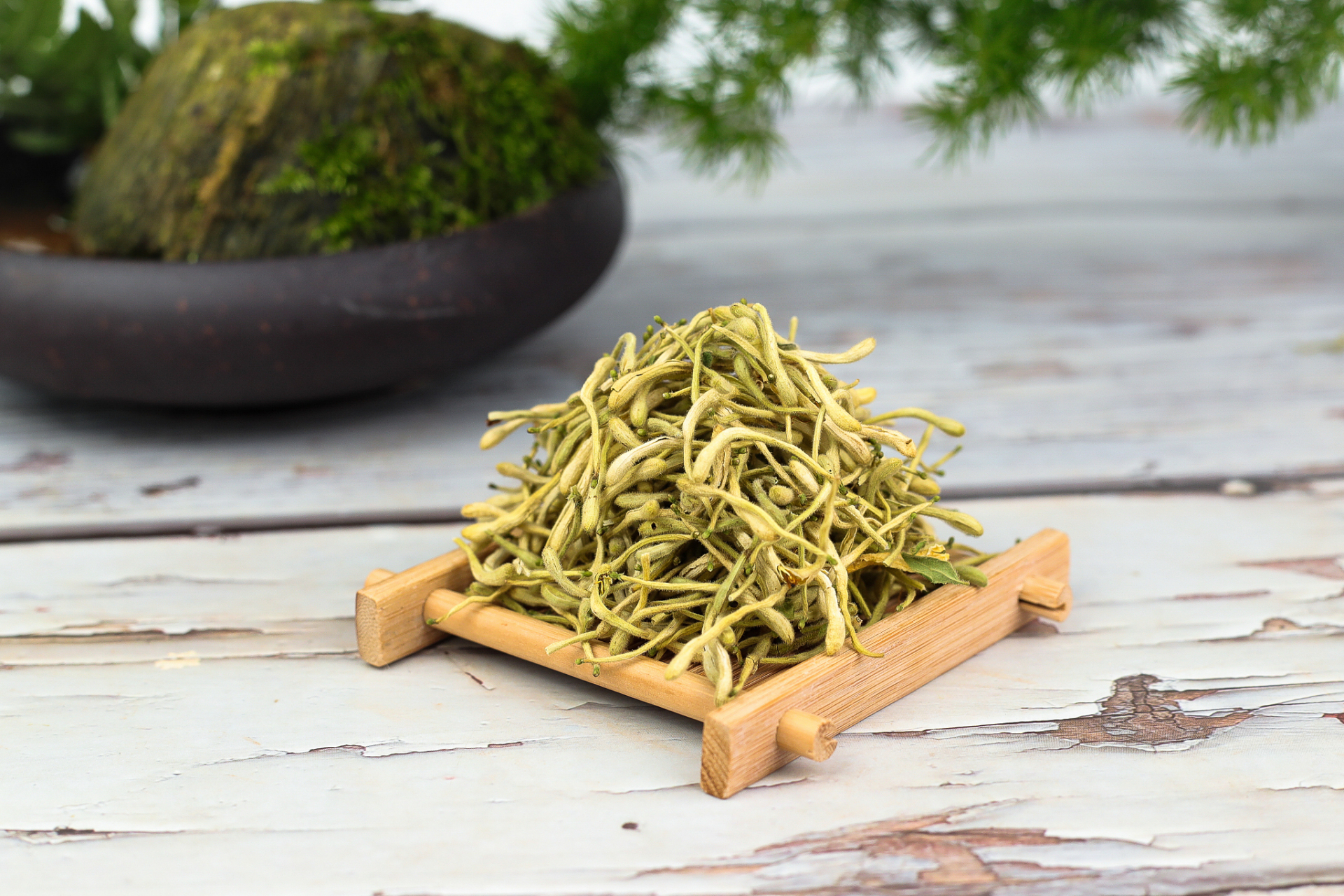 金银花是一种中药材,具有清热解毒,疏散风热的功效,常用于治疗痈肿