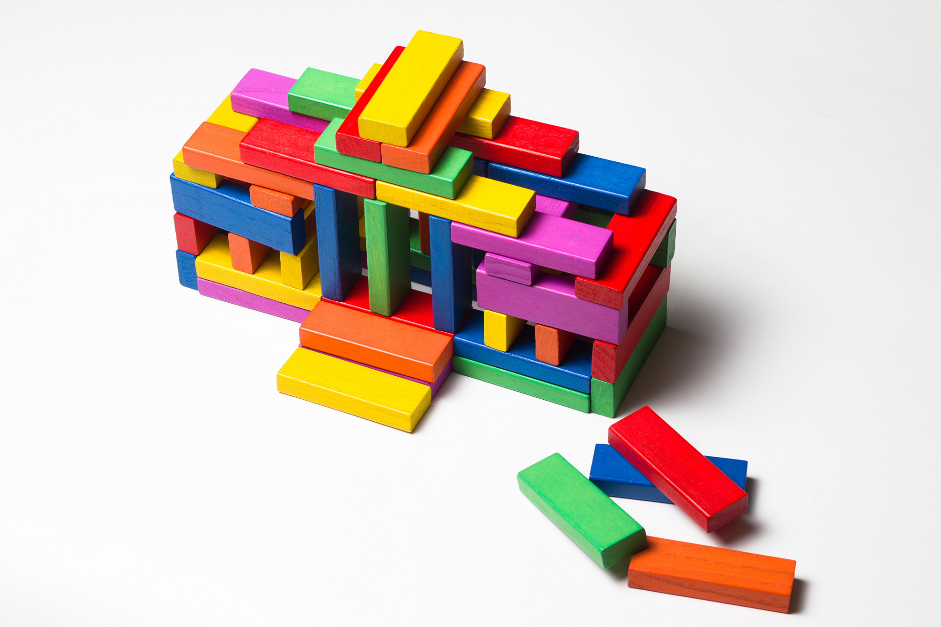 生活小技巧(106)积木和乐高的区别  积木和乐高都是儿童玩具,但它们