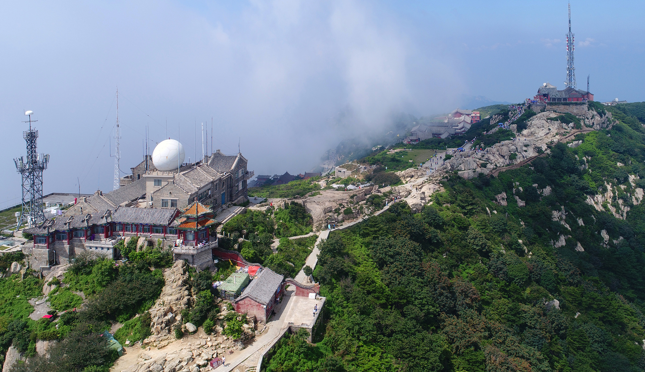 泰山玉皇顶,又称"太平顶","天柱峰"或"玉皇庙",海拔1545米,是五岳之首