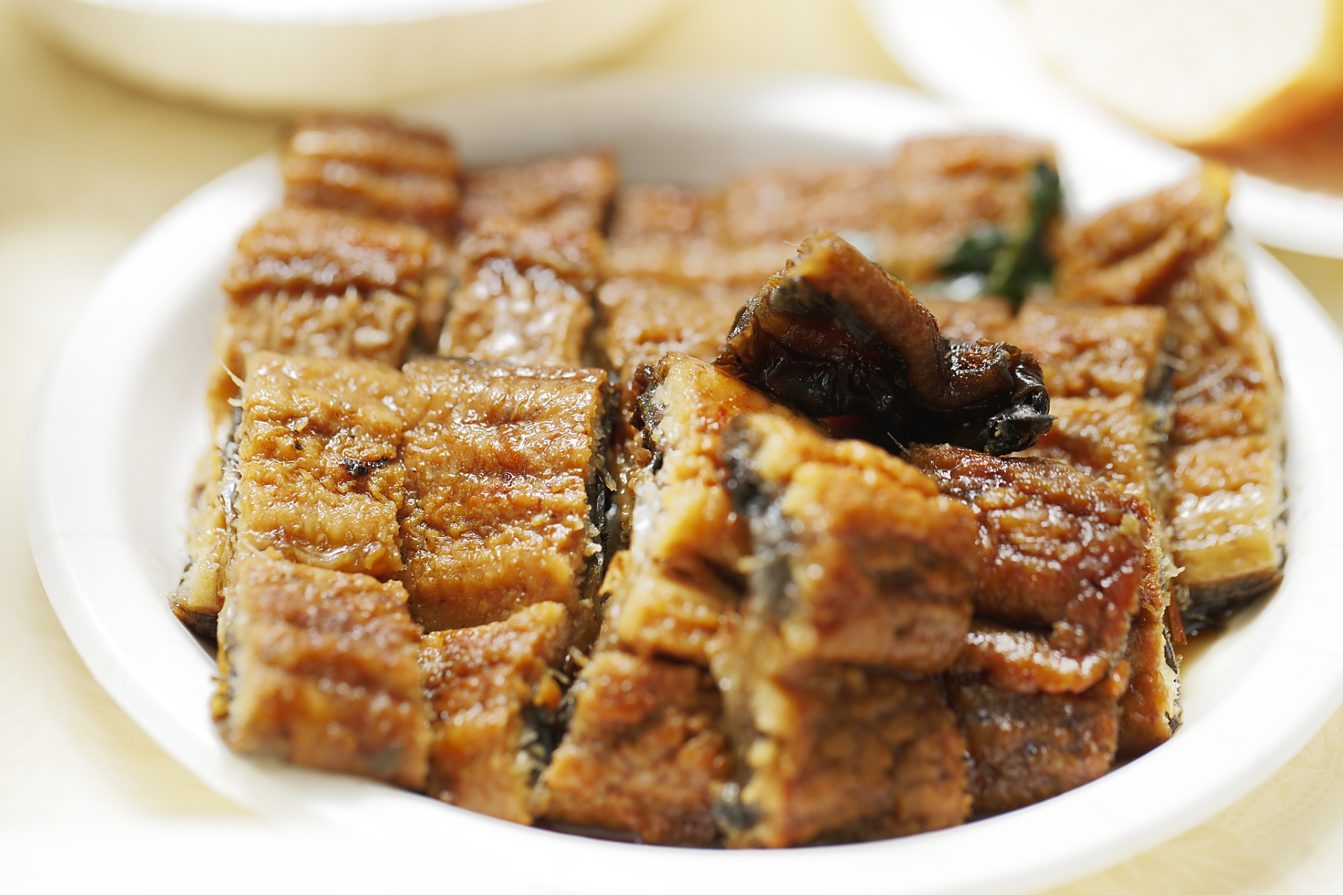 咸肉蒸臭豆腐:76臭豆腐用清水冲洗后,放在厨房纸上,轻轻按压吸干