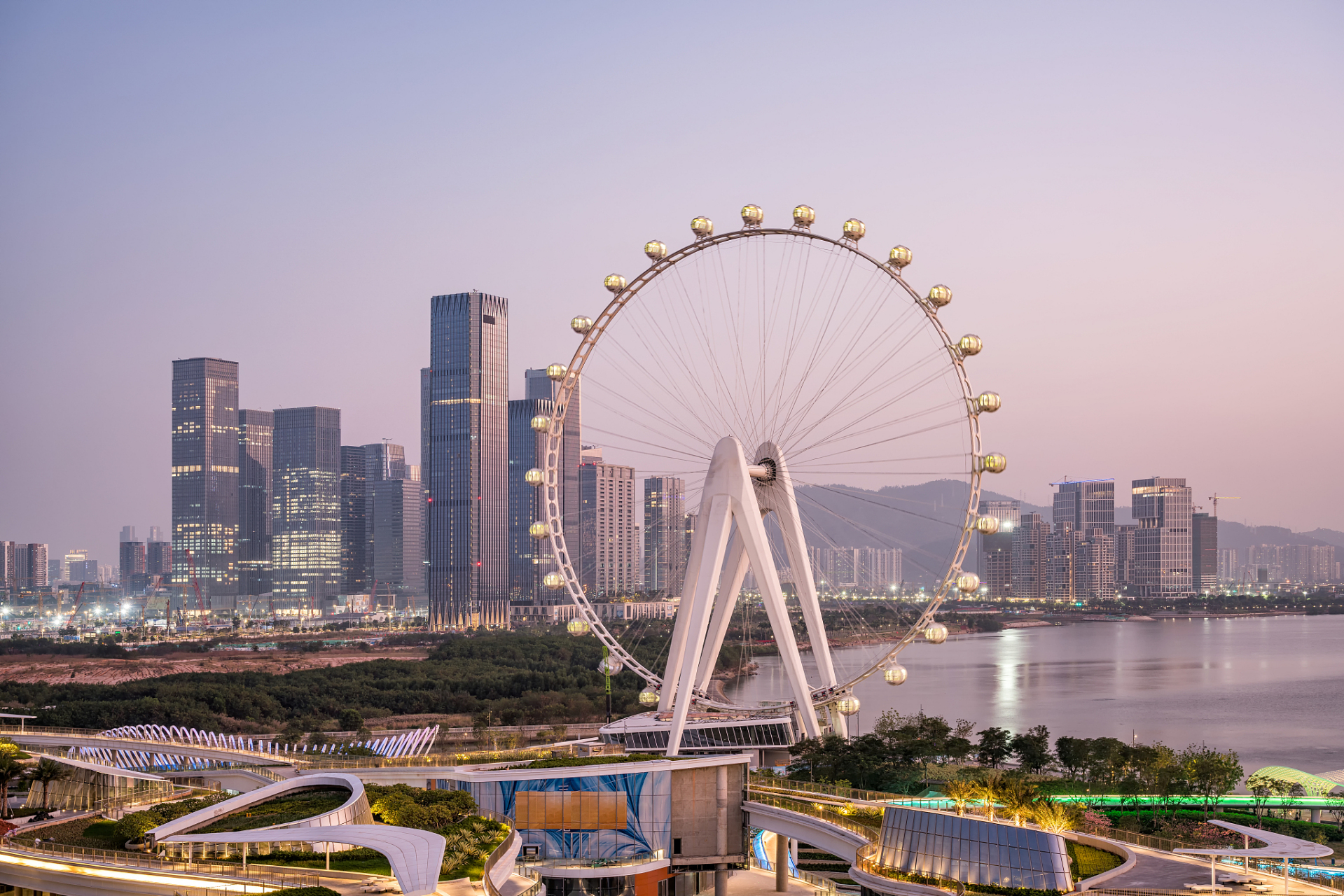 湾区之光摩天轮 湾区之光摩天轮位于深圳市宝安区欢乐港湾商业区内,是