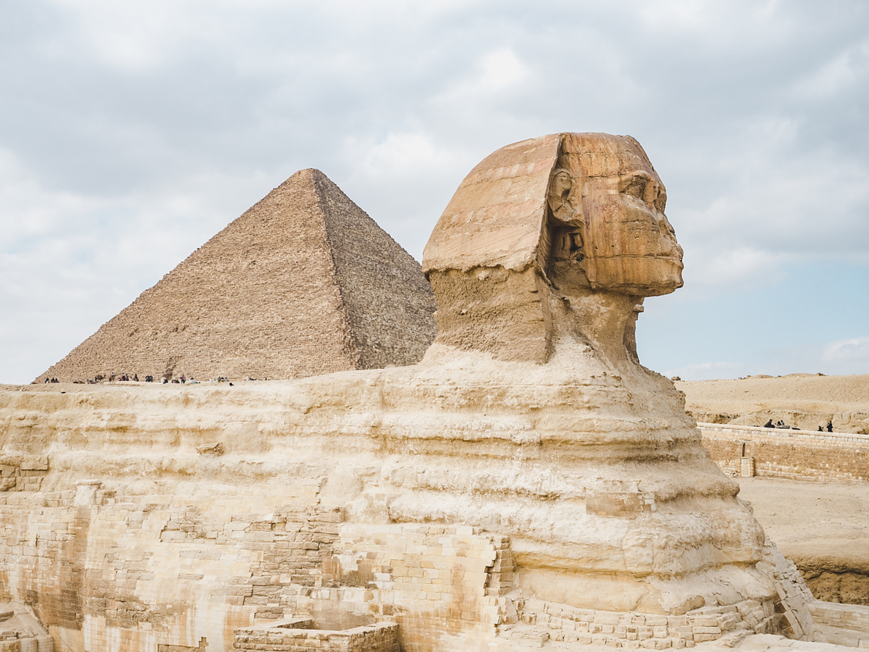 胡夫金字塔,是古埃及金字塔中最大的金字塔.塔高146.59米,因年久风化,