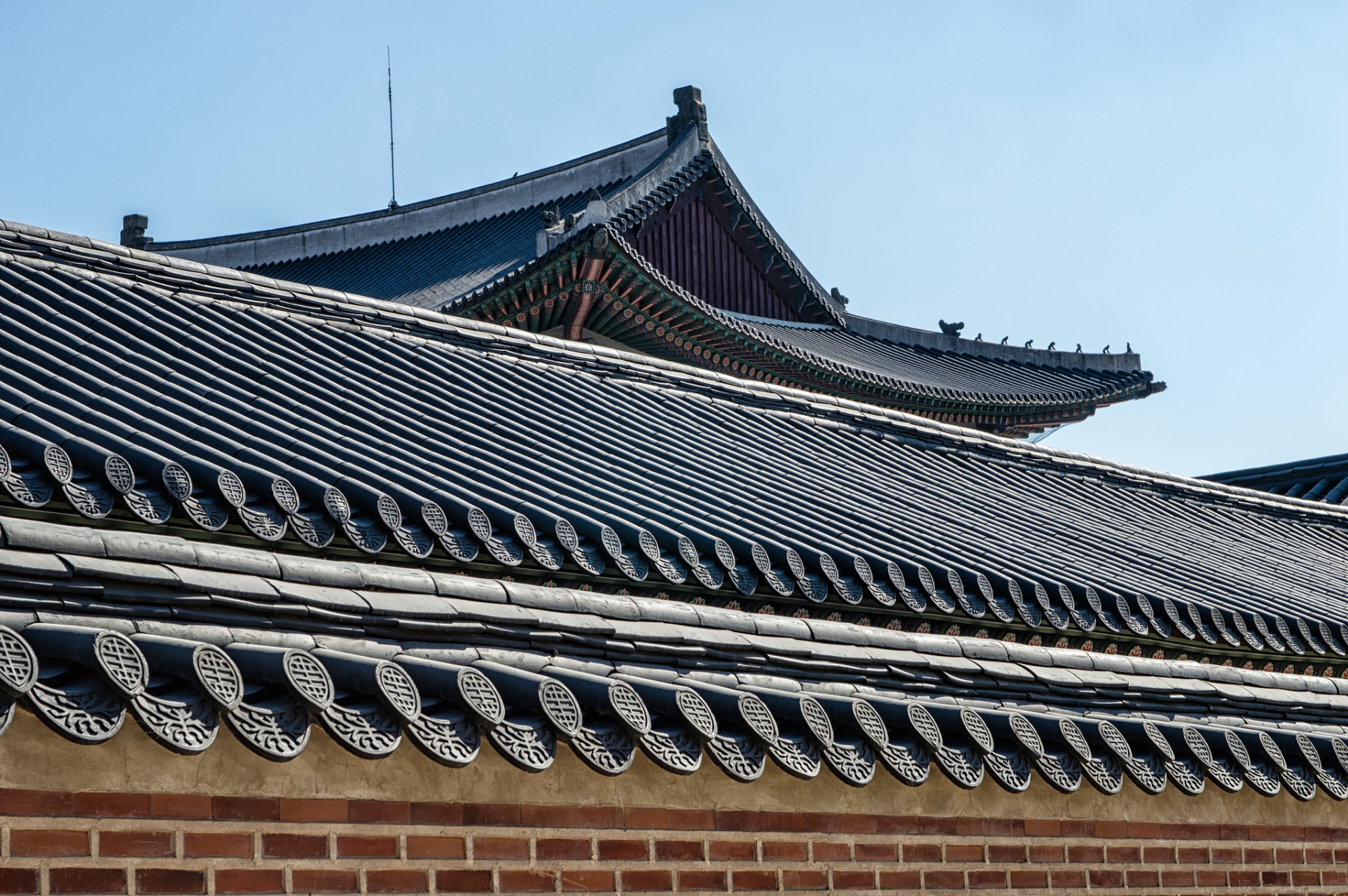 在建筑大家梁思成先生的眼中,"夜宿廊下,仰首静观檐底黑影,看凉月出没