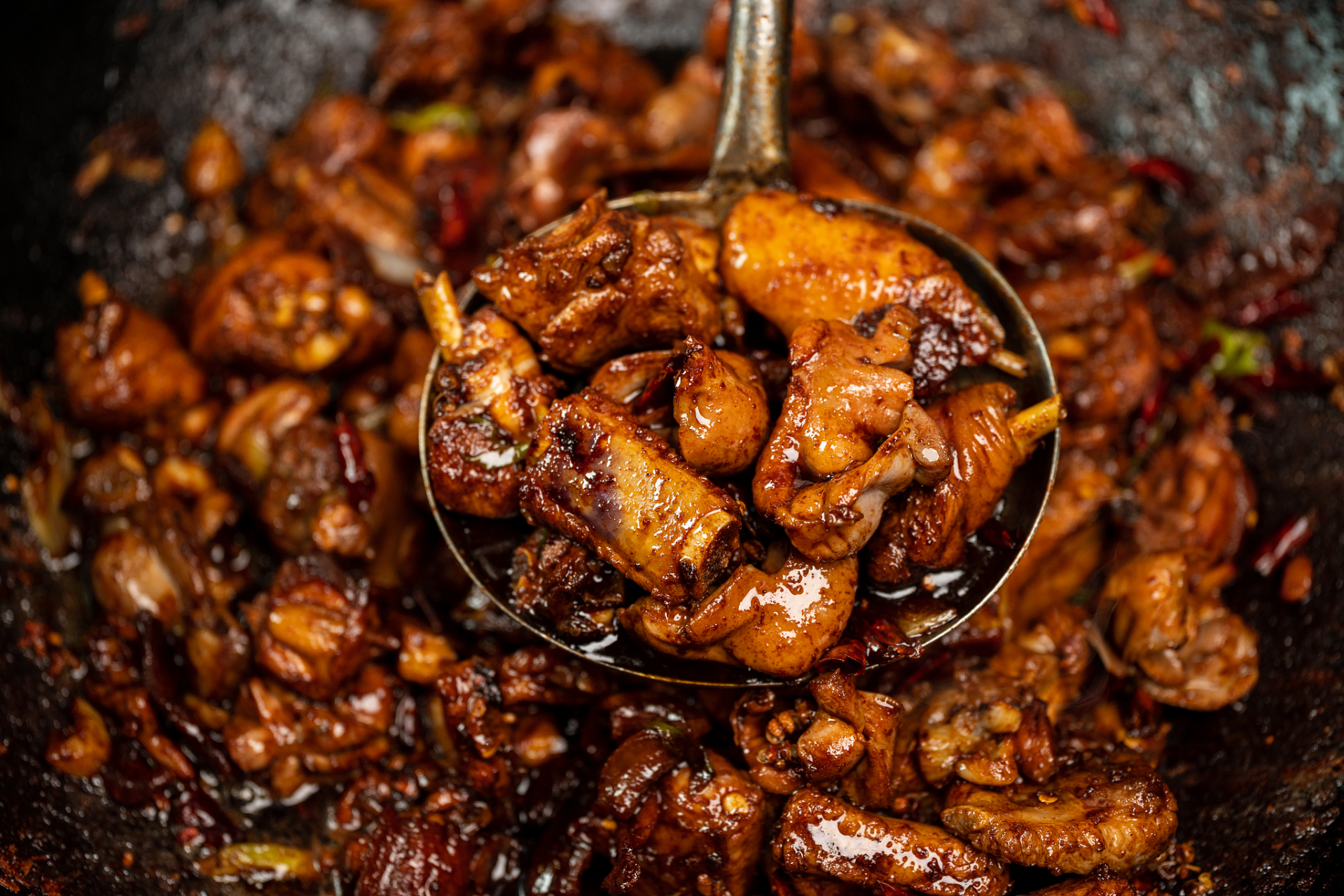 红烧鸡肉先把鸡煮一遍备用,锅里热油放入葱姜蒜,干辣椒炒香,再倒入煮