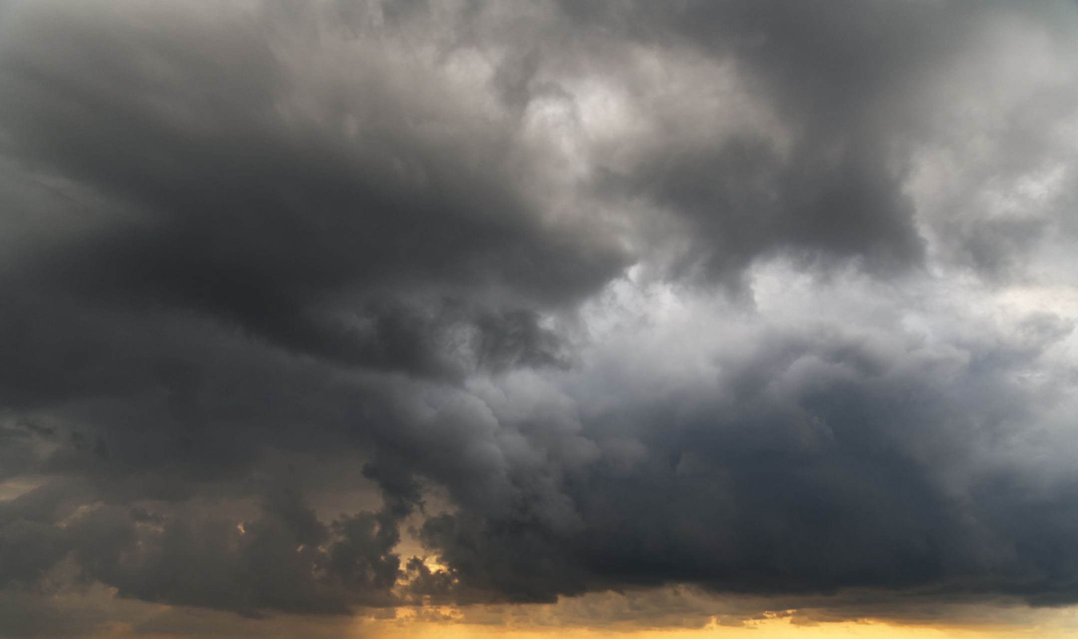黑压压的天空,满天的乌云,还飘着细雨,这样的天气总会让人觉得很压抑