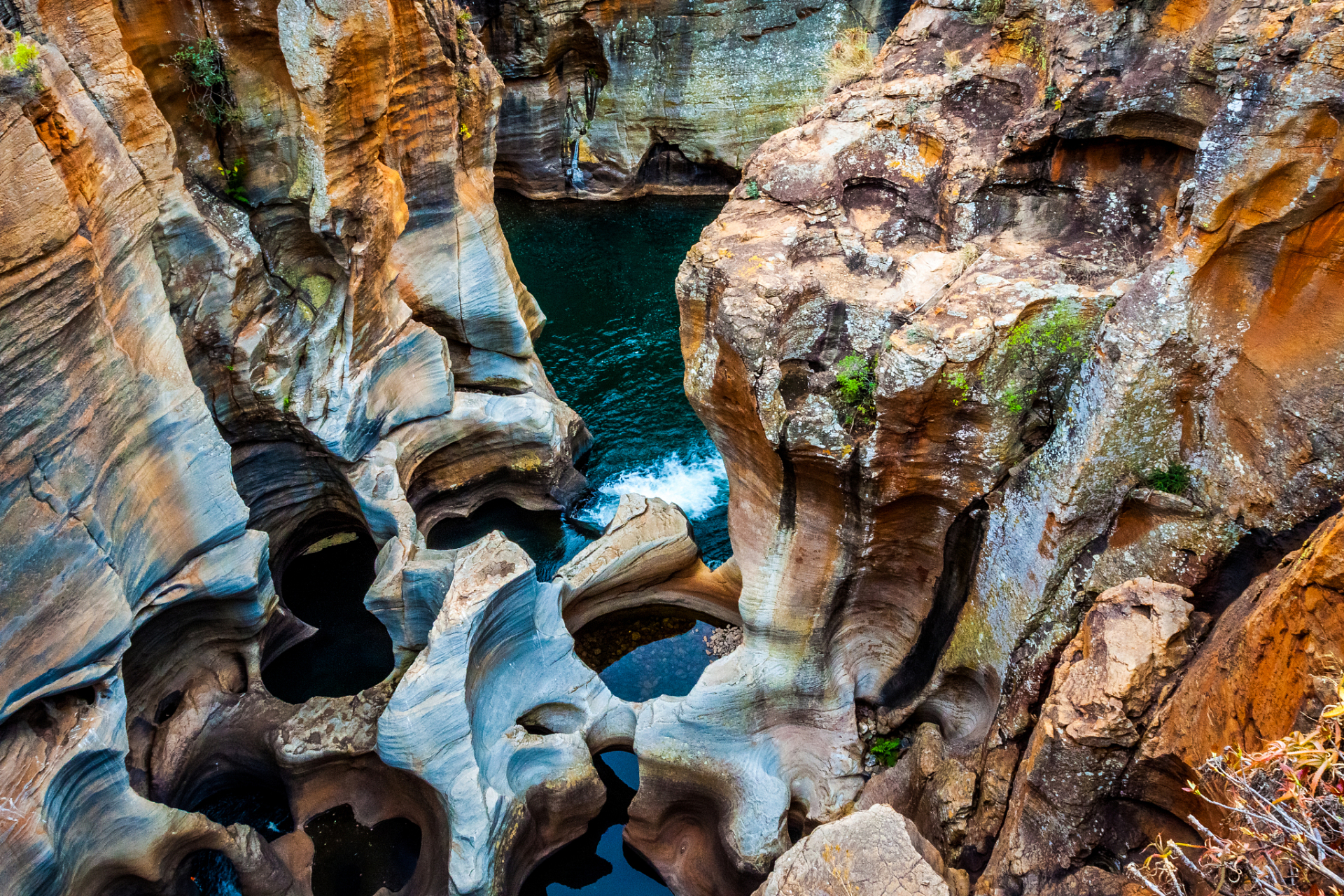 湖北黄石的地心大峡谷景区,是一处以科普旅游与溶洞探险为核心的绝美