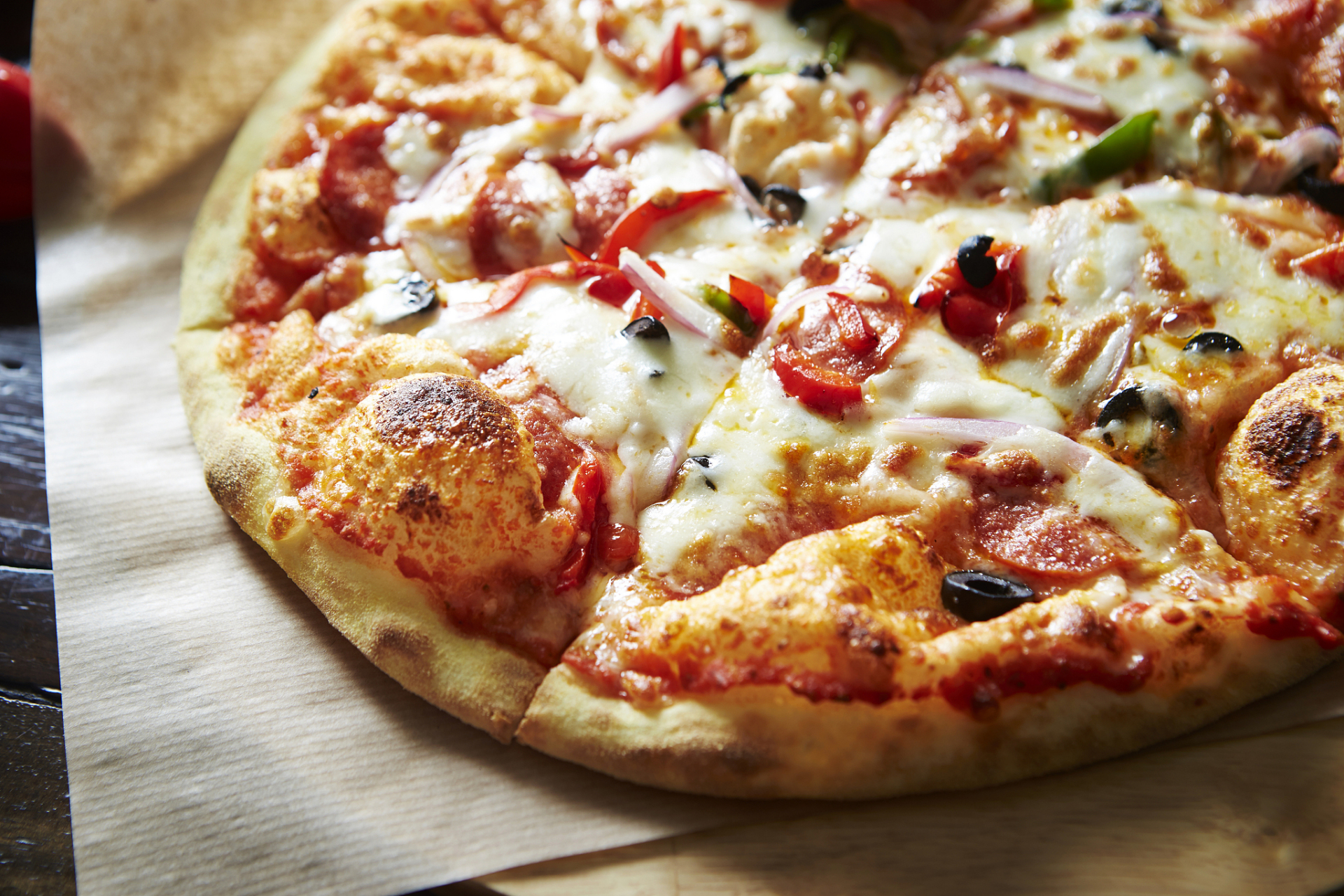 披萨作为全球美食的象征,起源于意大利那不勒斯,随着历史演变和全球化