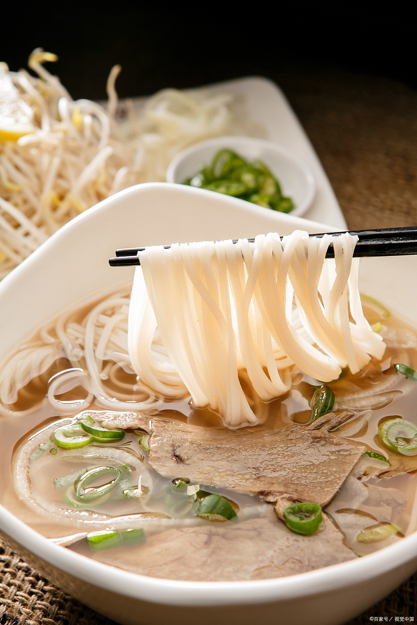 定西渭河源的特色小吃:渭河源浆水面  在甘肃省定西市的渭河源风景区