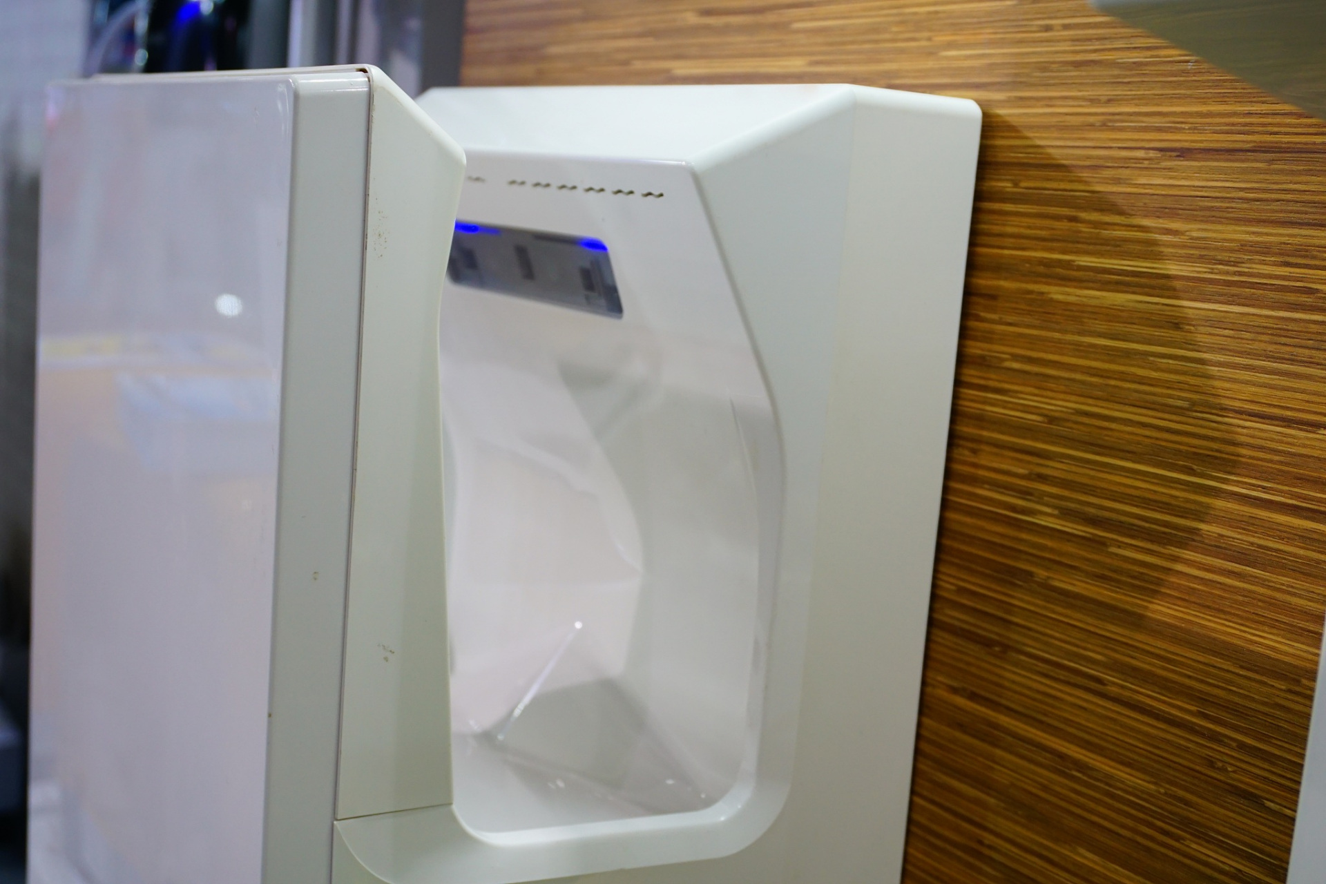 干手器(hand dryer)的工作原理通常基于空气动力学和加热原理.