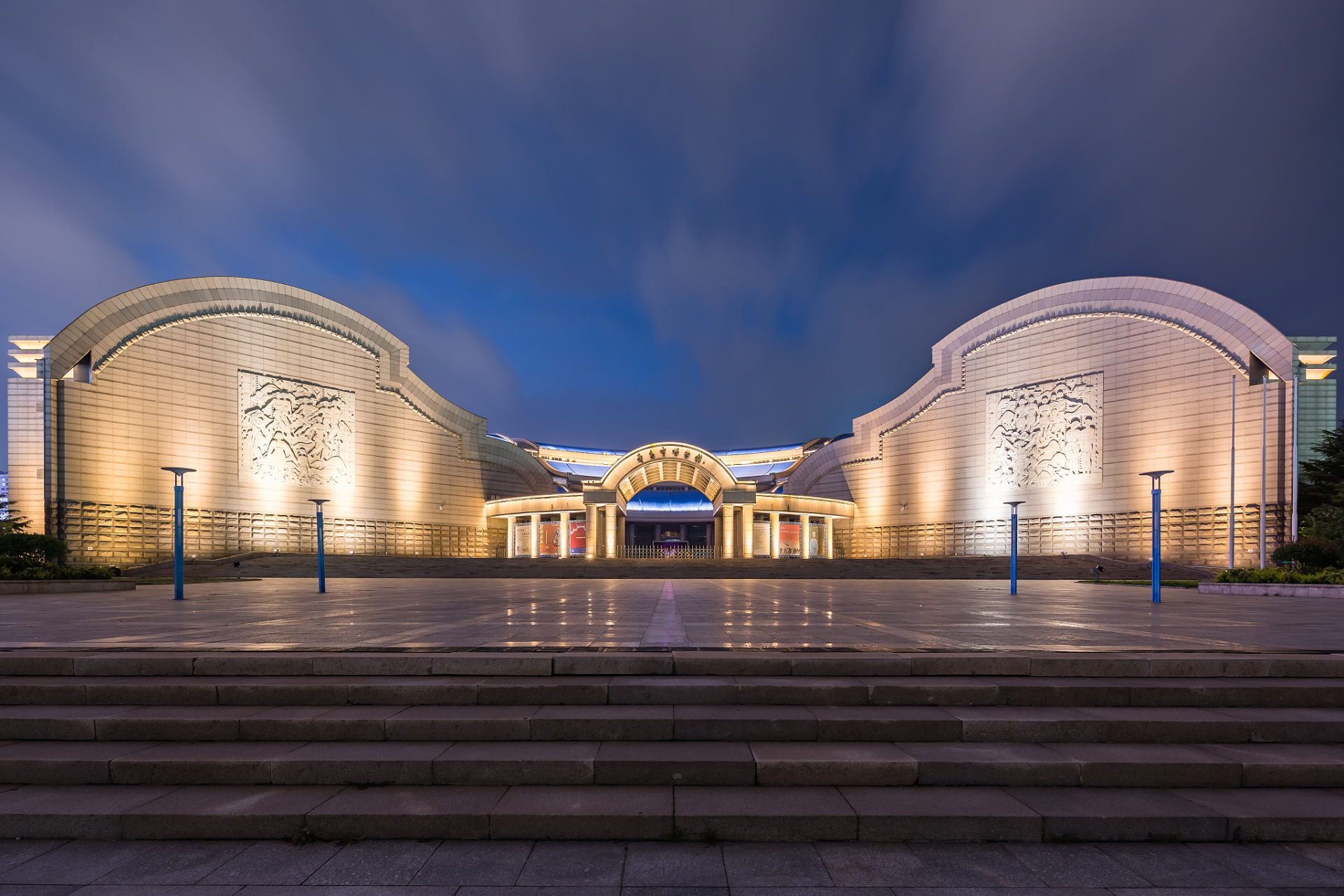 嬉行记# 敦煌大剧院,作为一座璀璨的艺术殿堂,承载着历史的荣光和
