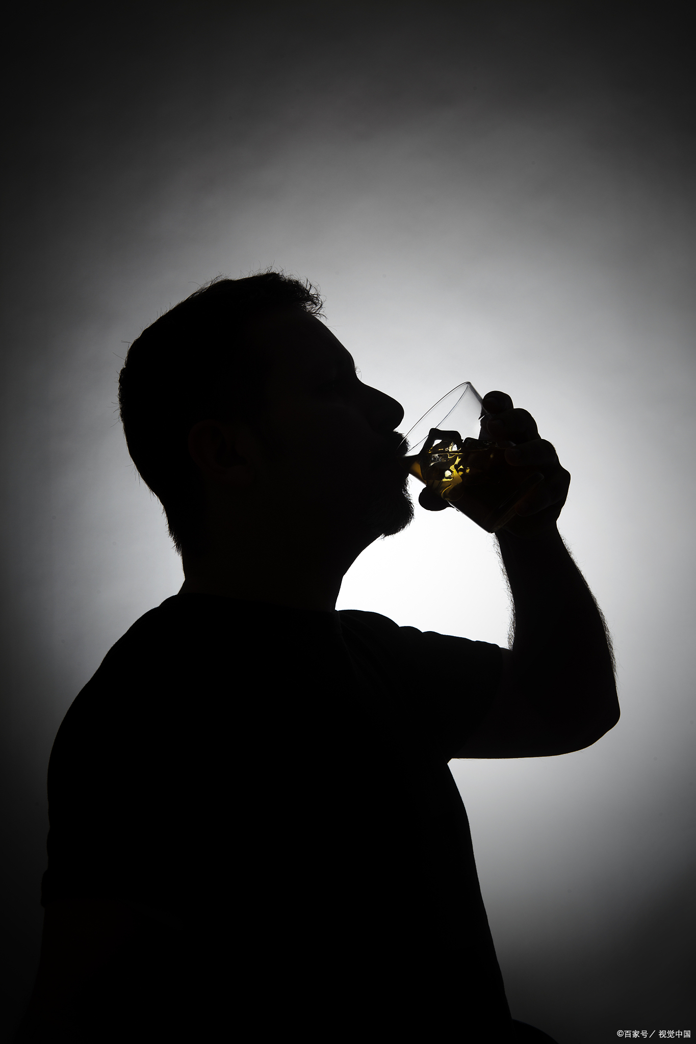 举杯对月勿须言, 浊酒浇肠敬愁天. 一饮平生痴与怨, 两行清泪洒襟前.