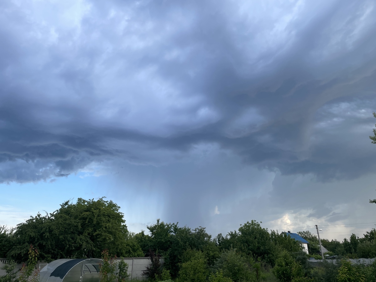 暴风雨时天空为何"一秒变绿"?