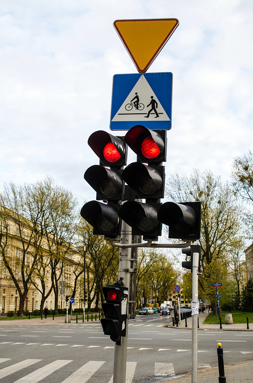 交通信号灯在道路交通管理中发挥重要作用,通过红,黄,绿控制车辆流动
