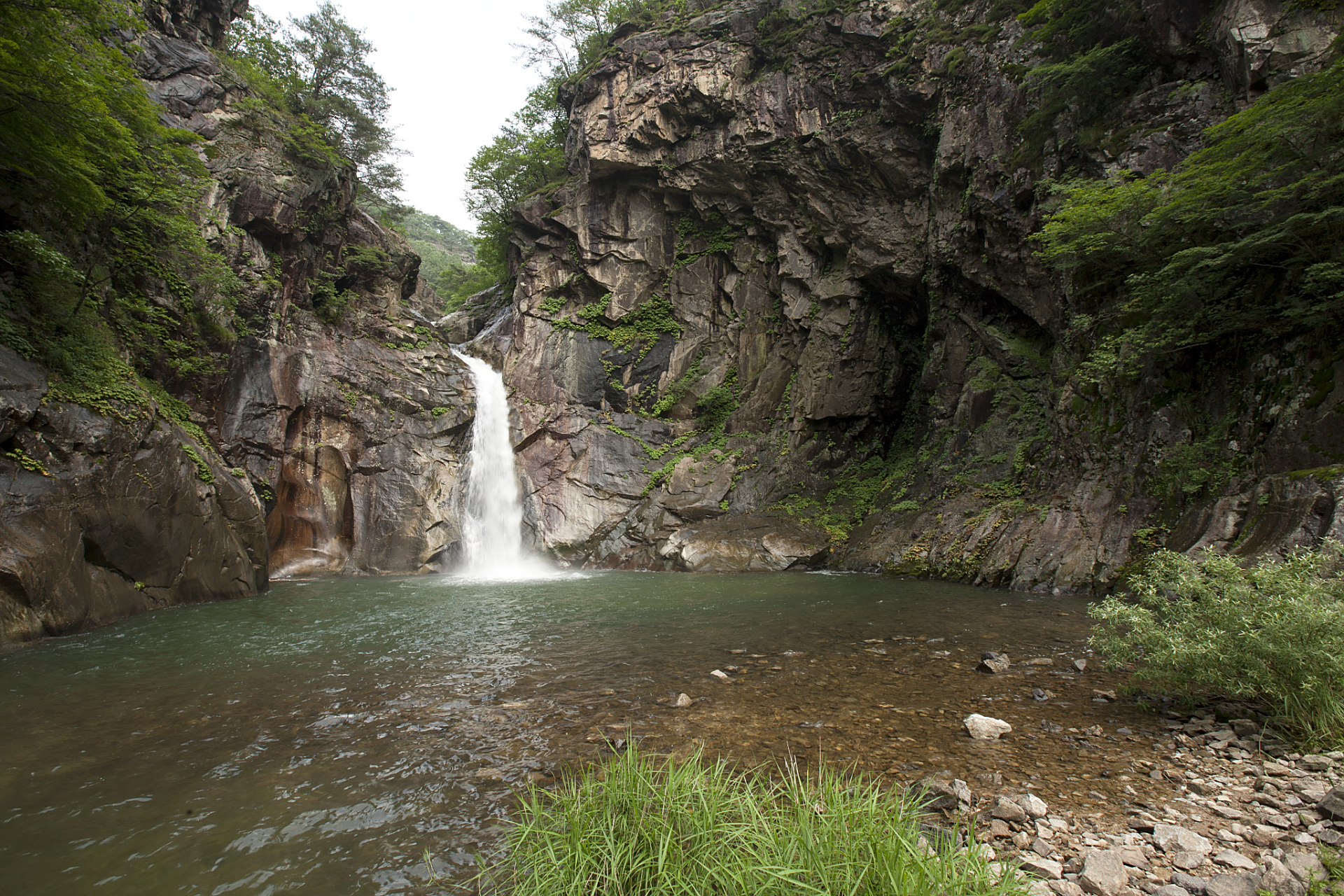 黄龙风景区,位于四川省阿坝藏族羌族自治州的松潘县,是中国唯一保护