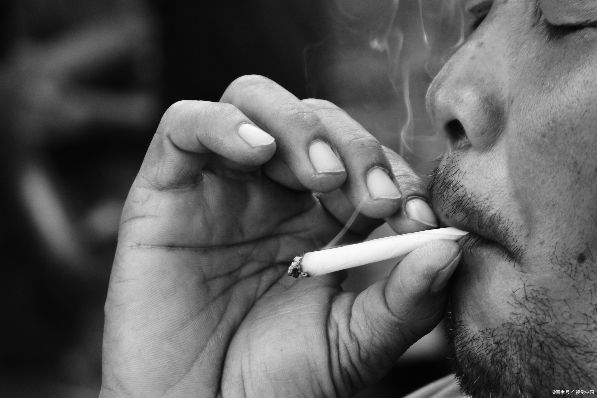 抽烟的图片一个人抽烟的图片孤独图片抽烟抬头望天图片心情不好抽烟