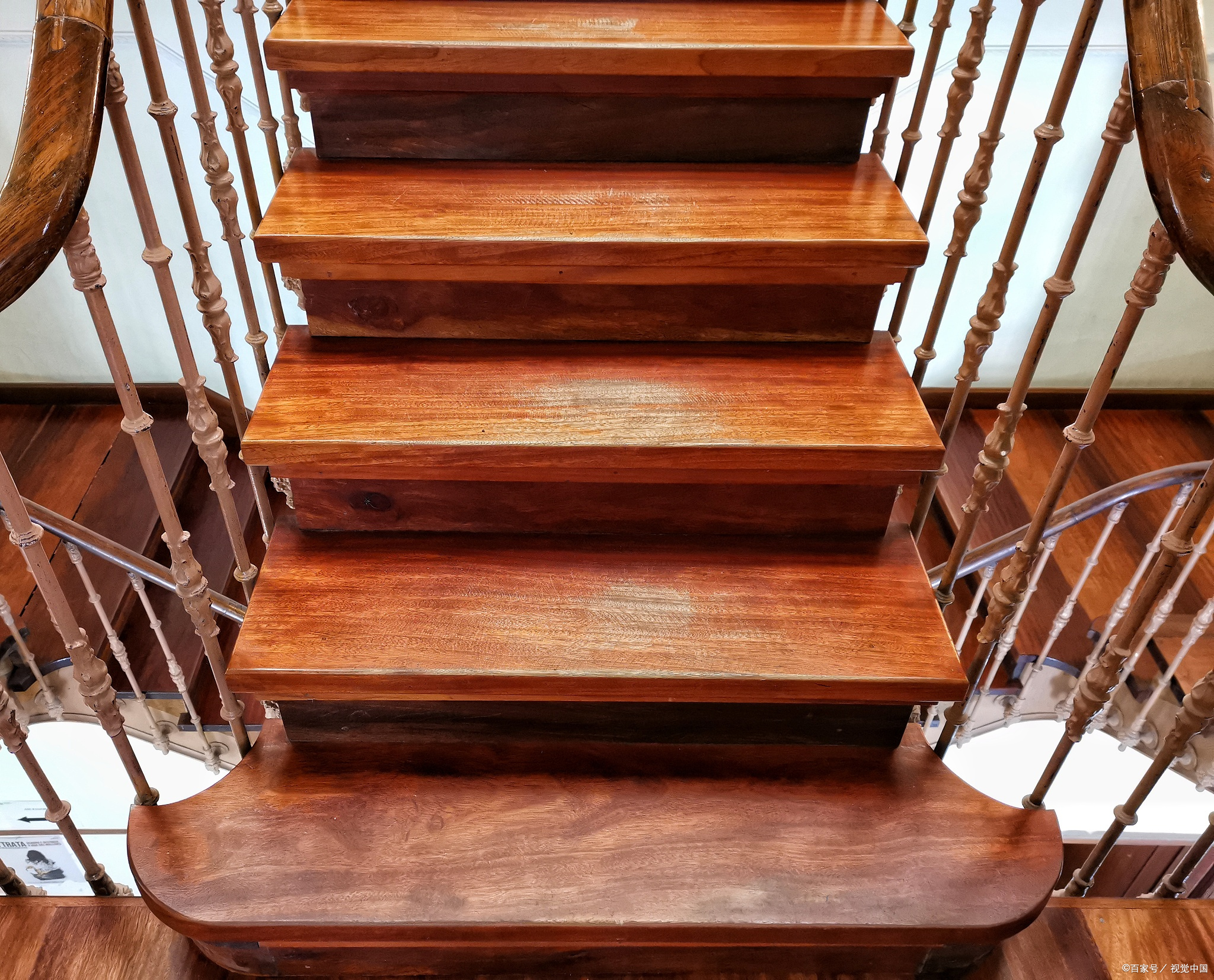 3.防潮层平整,无破损,能有效防止楼梯基层受潮.