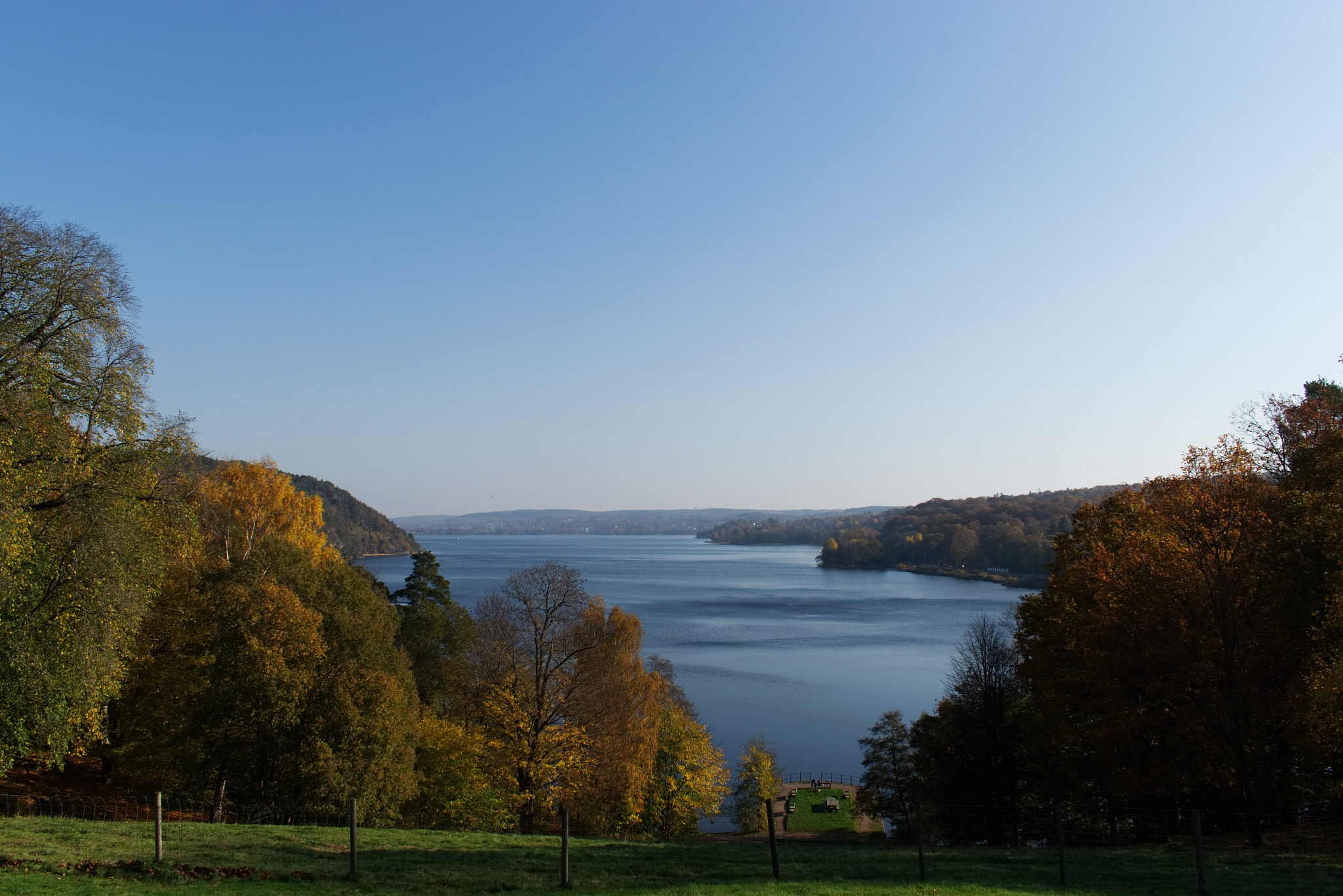 《瓦尔登湖》中,梭罗倡导简朴生活,亲近自然,自我反省等理念,帮助我们