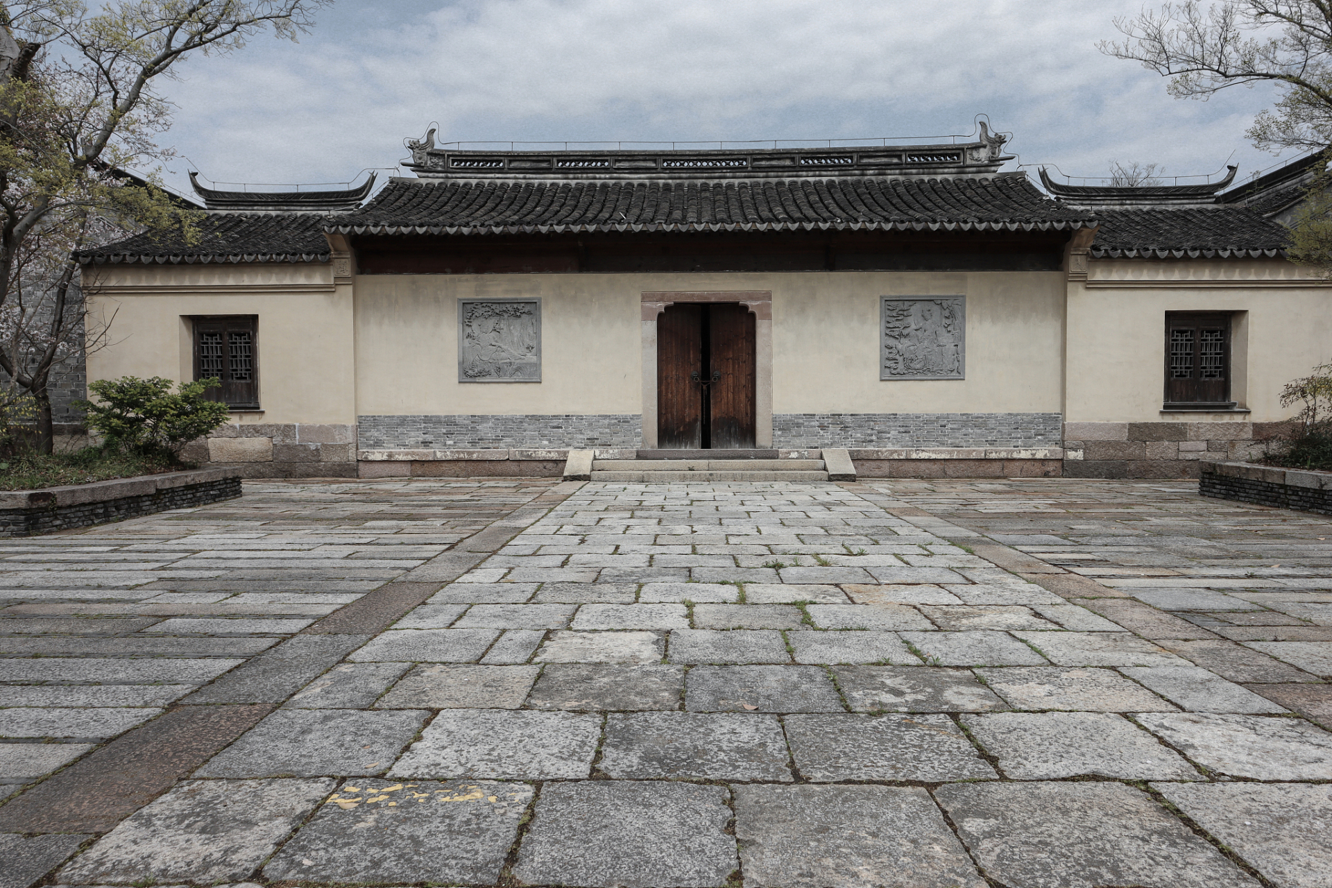 浮梁县衙以其独特的建筑风格和文化底蕴吸引着众多游客的目光,让您