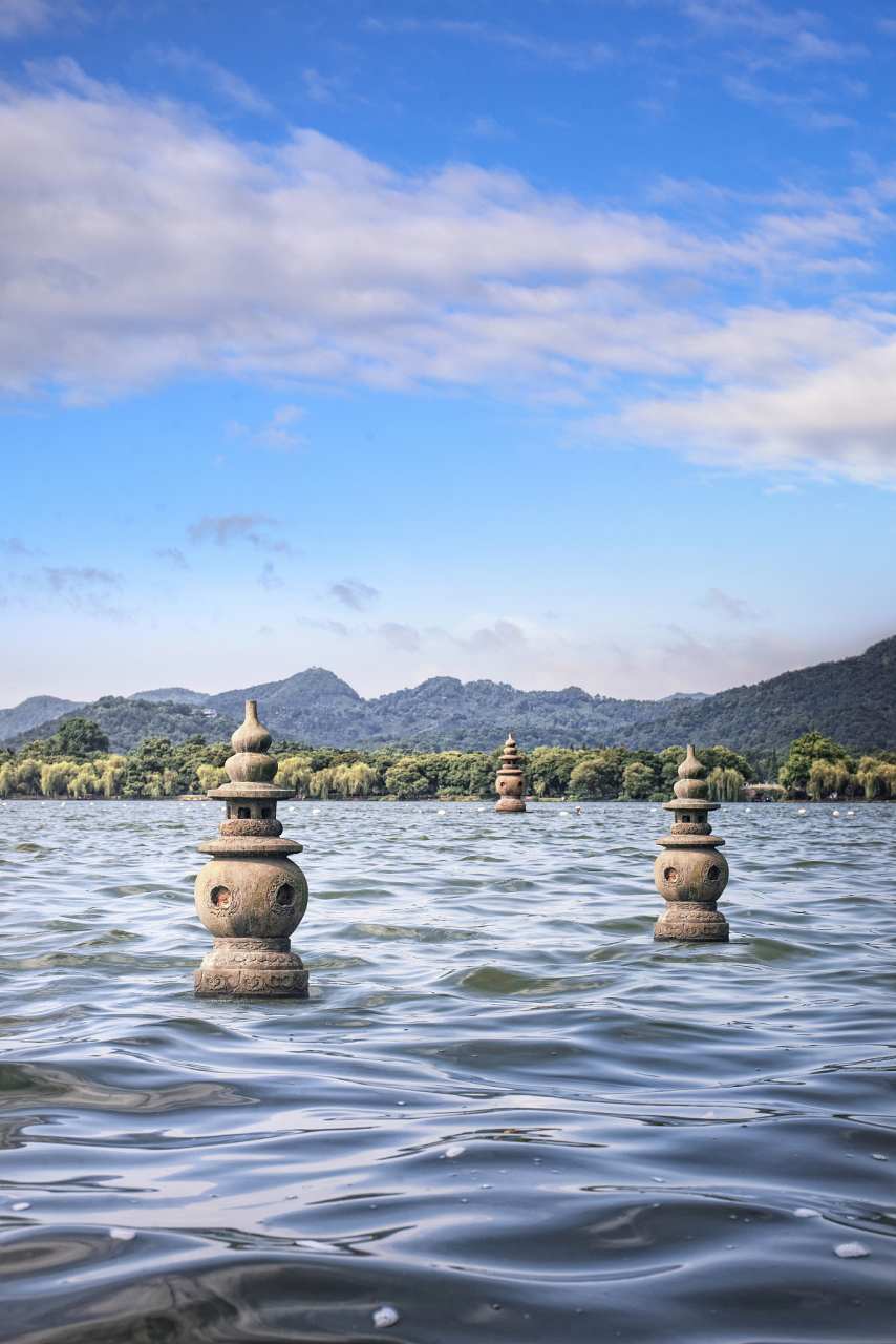 三潭印月,是浙江杭州西湖十景之一,被誉为西湖第一胜境