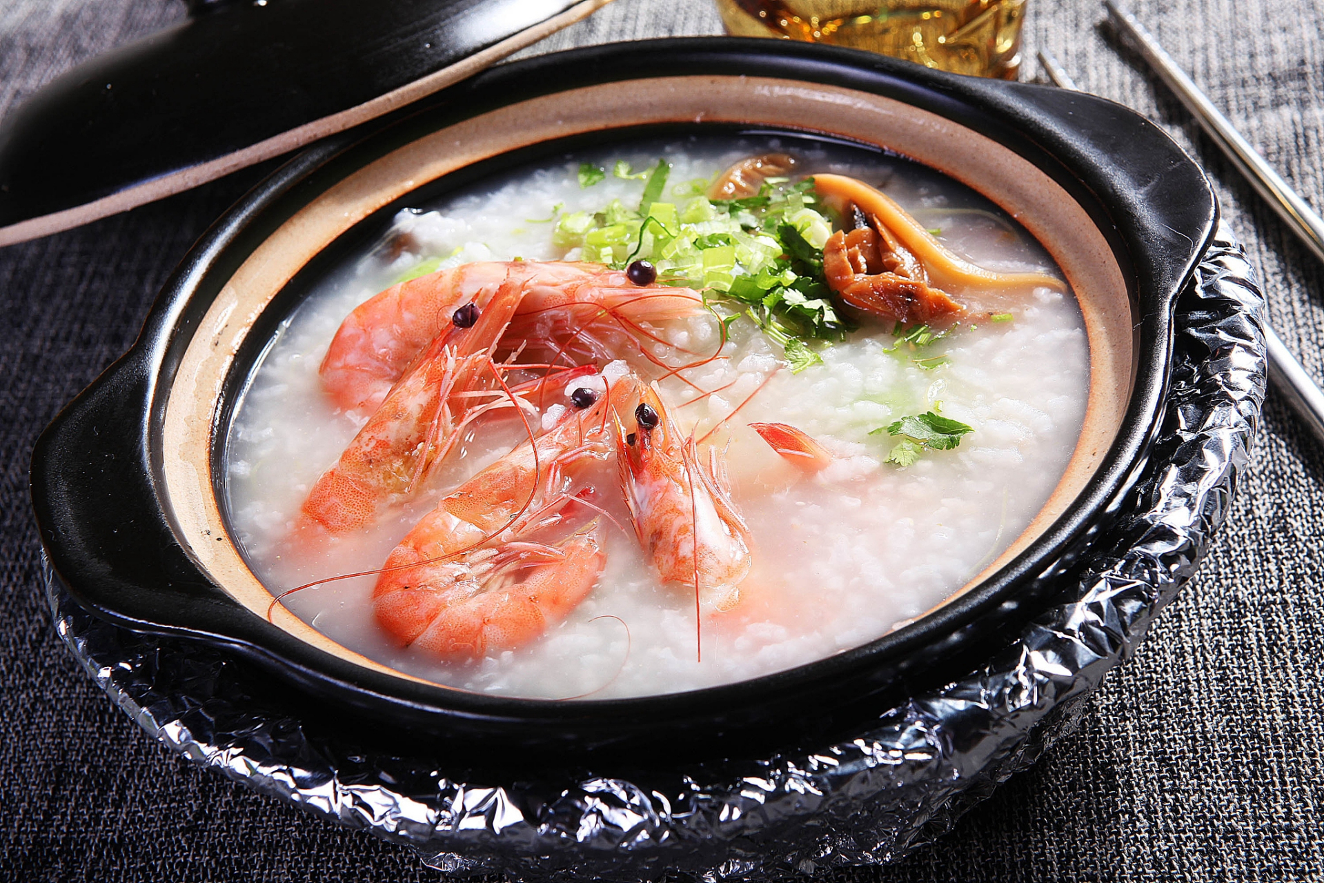 南方的冬日美食有海鲜粥,沙茶面线,鸡火锅,柚子茶和椰汁糖水.