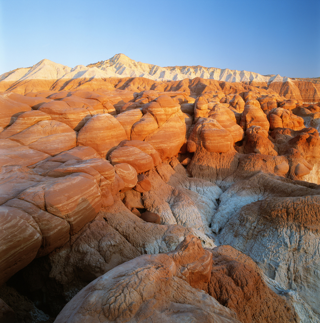 千彩古堡五彩湾位于新疆昌吉州吉木萨尔县城北.