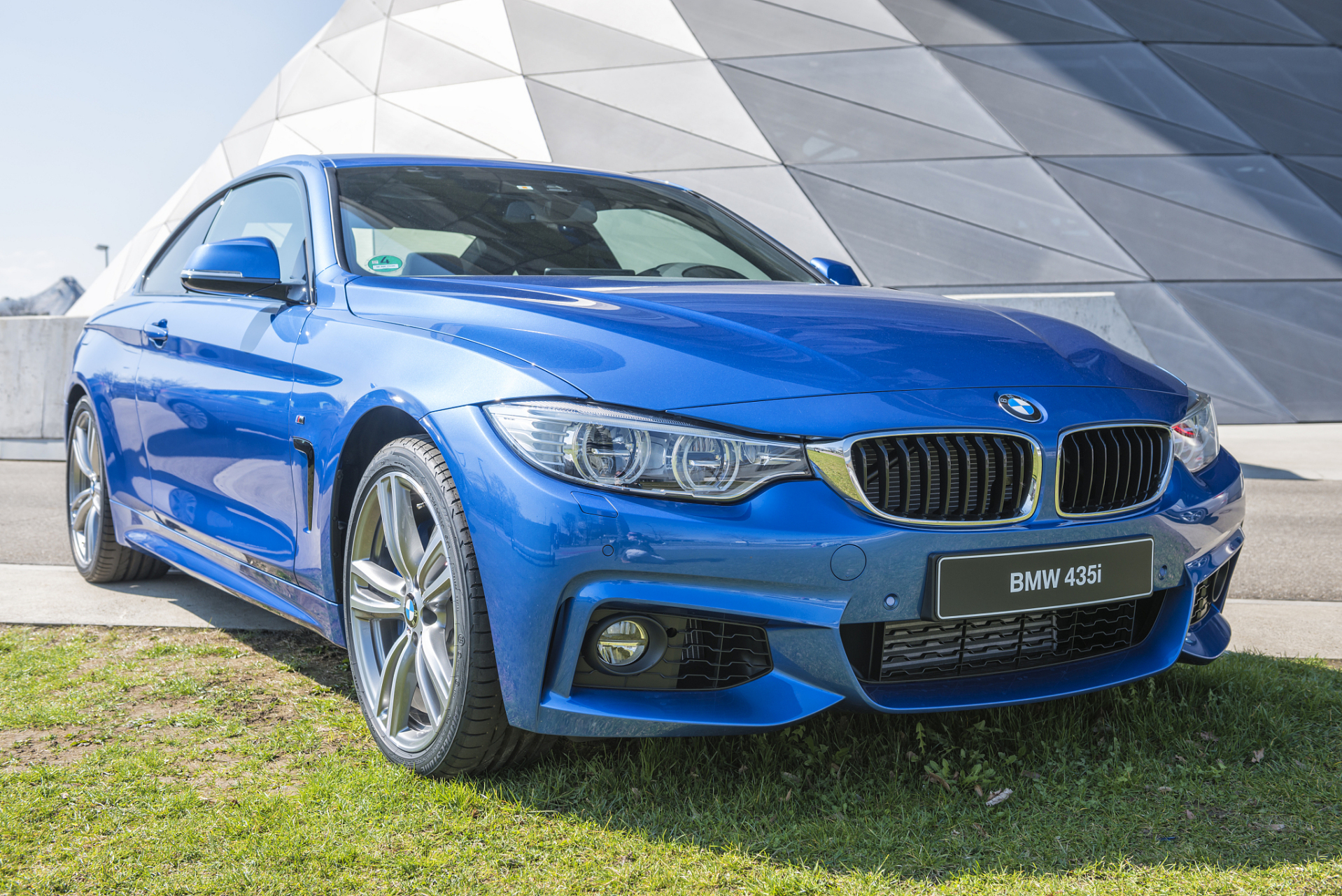 随后双方发生口角,宝马哥也由车上转到车下继续骂,更是到后来直接