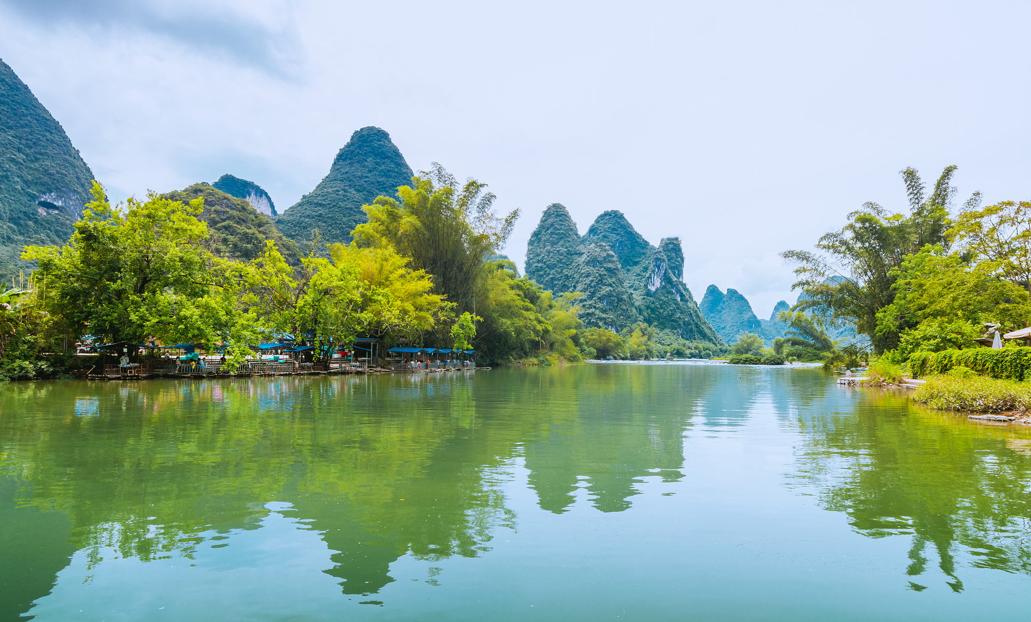 "阳朔是一个山清水秀,风景如画的地方.