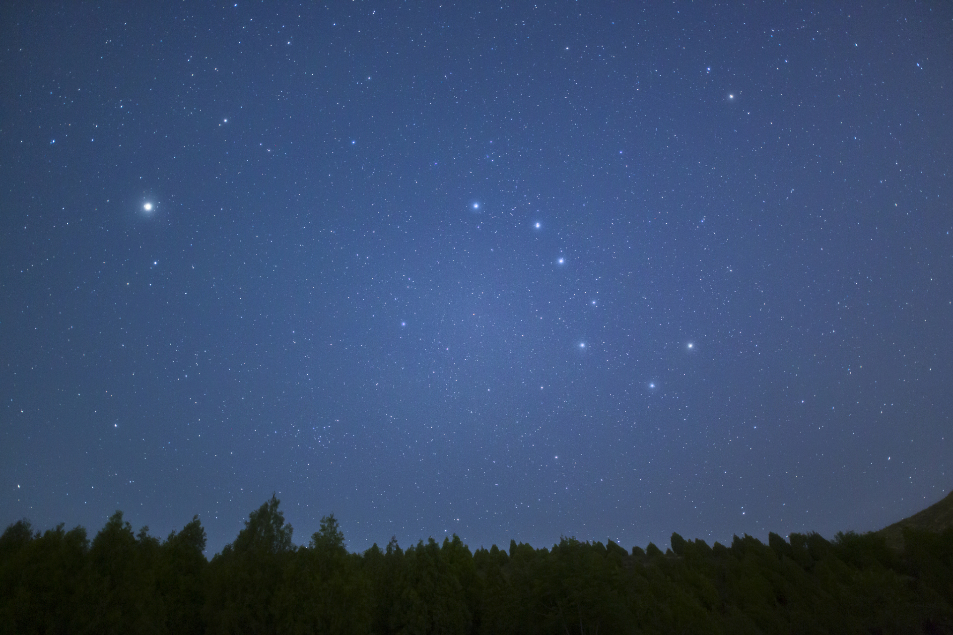 判断东西南北的方法包括利用手机指南针,建筑物或树木,日月星辰等.