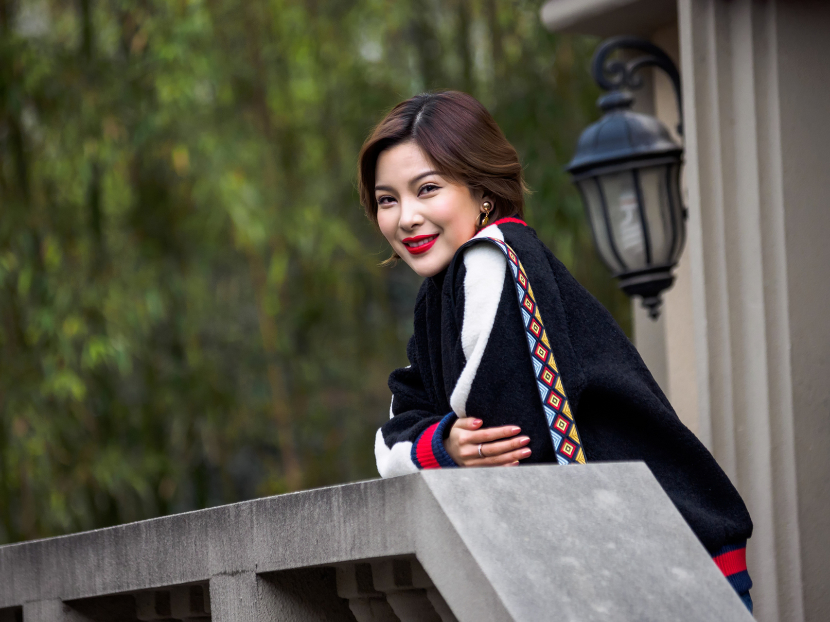 风韵犹存的苏婉儿,今年已经45岁了,但她依然保持着一副姣好的容颜和