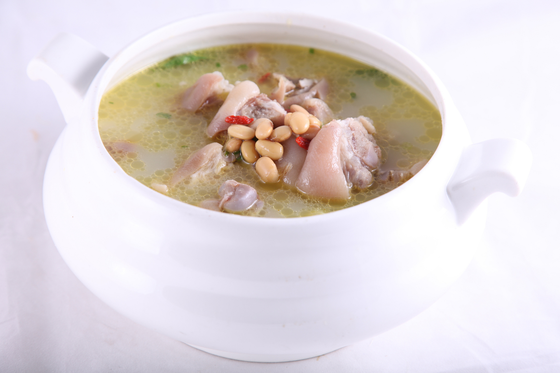 主要食材猪蹄,黄豆等配料,简单易做,美味可口,营养丰富.