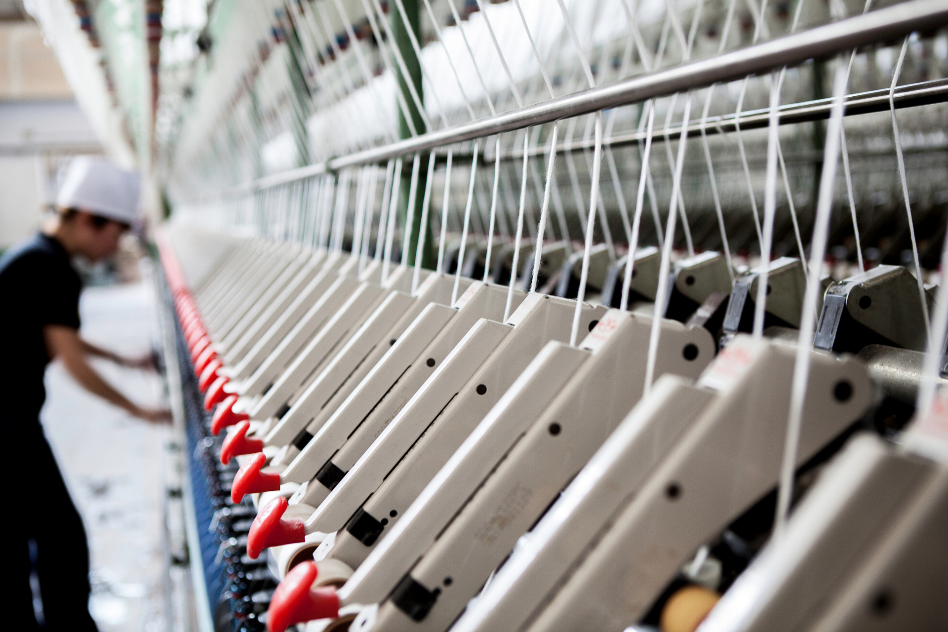 在当时,曼彻斯特的棉纺织业发展迅猛,但纱线染色过程中存在一系列的