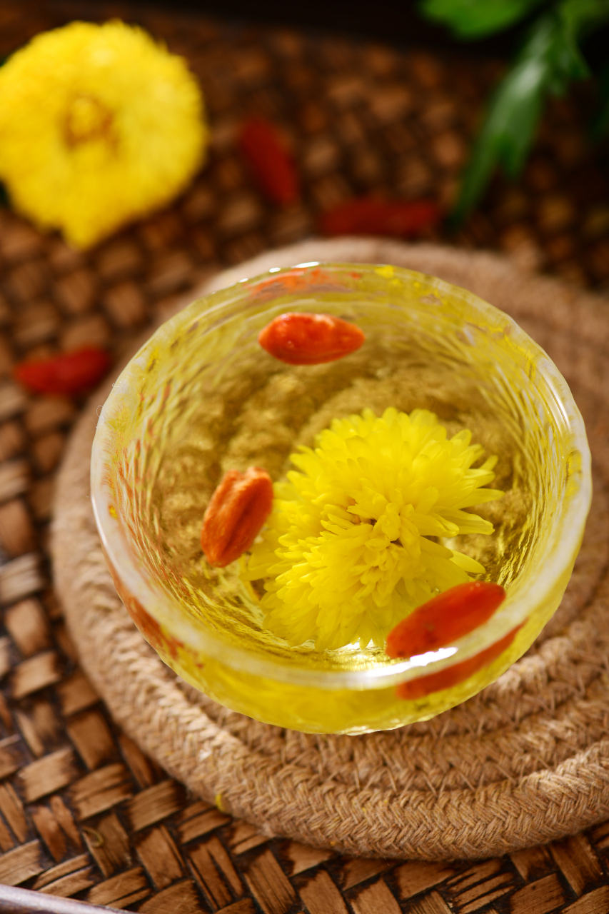 金银花养肝护肝清热去火茶是一款备受喜爱的养生茶品,融合了多种中