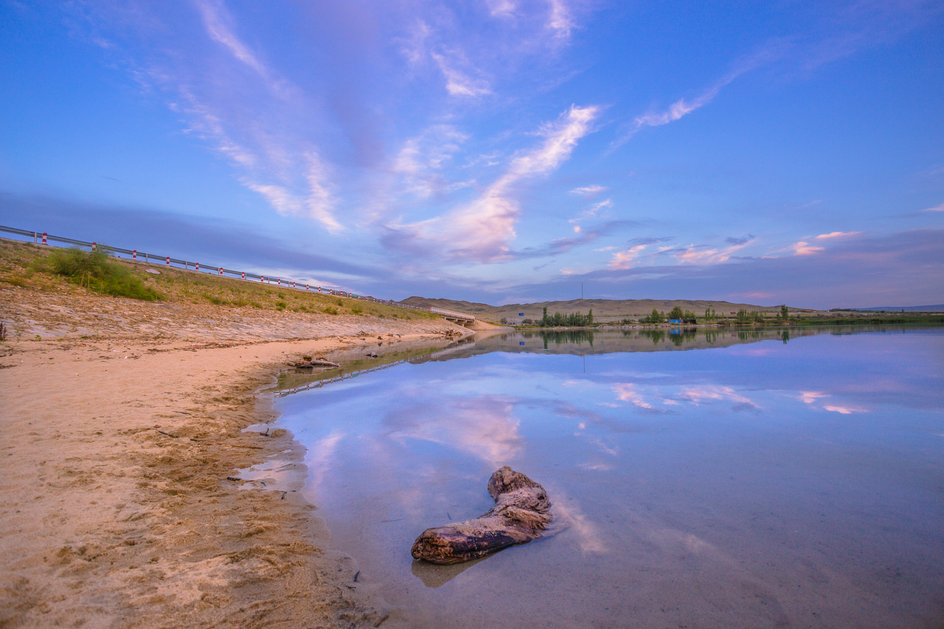 内蒙古达里诺尔湖,也称为"大海一样的湖",不仅是内蒙古地区四大名湖之