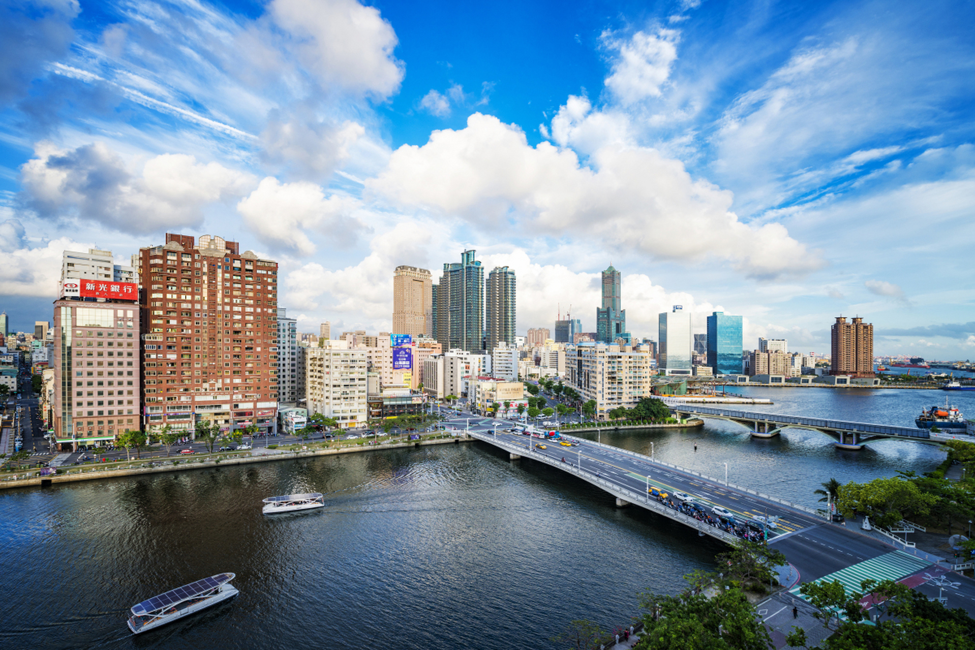 台湾的8个著名旅游景点包括:台北故宫博物院,日月潭,太鲁阁公园,阿里