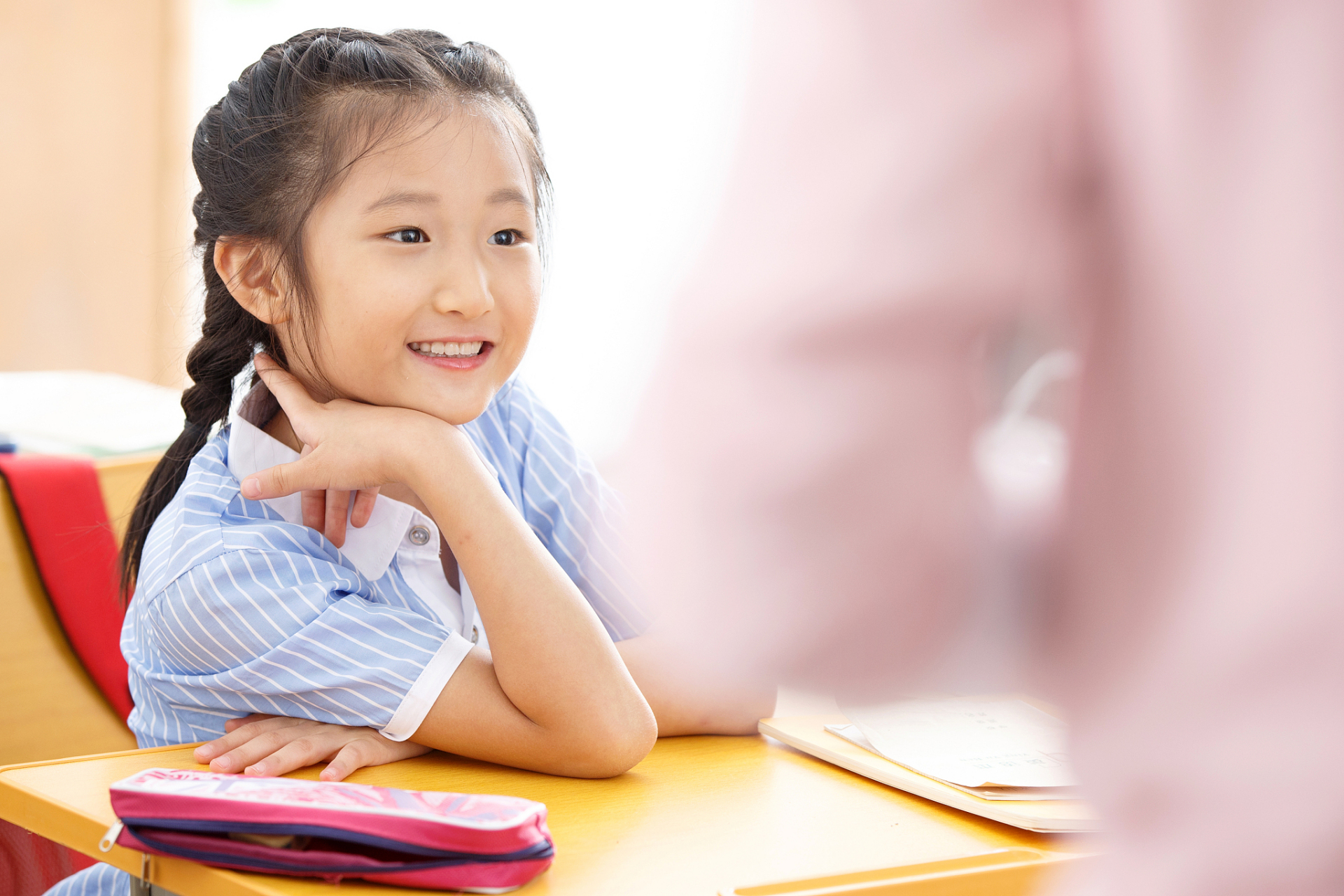 有一次,一群小学生在上课,老师问:"如果你的妈妈让你选,你想要一个
