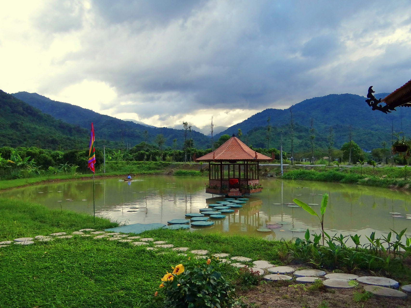 垌美生态乐园位于平南县思旺镇花石村,紧邻交通便利的二级公路,距县城