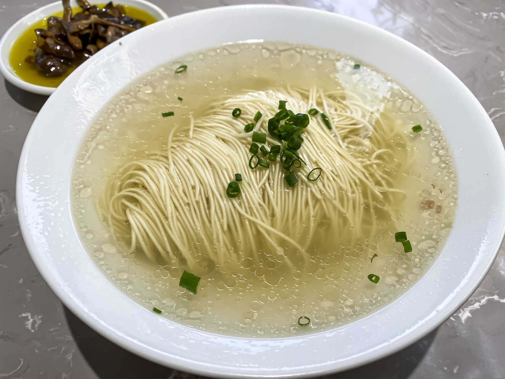 高邮阳阳春面,俗称光面,既无浓汤相伴,更无浇头相佐,清清白白,简简单