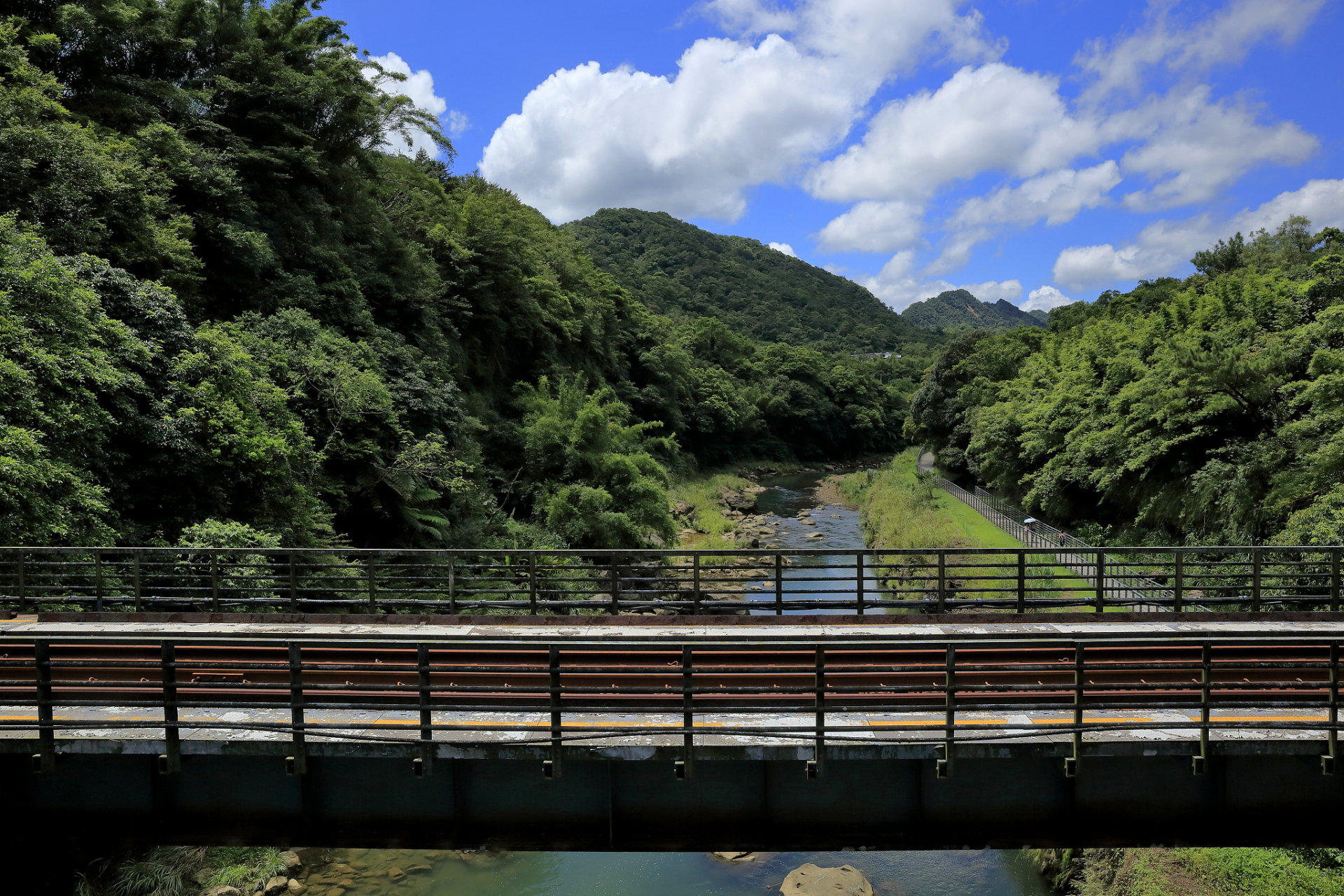 罗溪国家森林公园自然风光以高山称雄,以秀水称美.